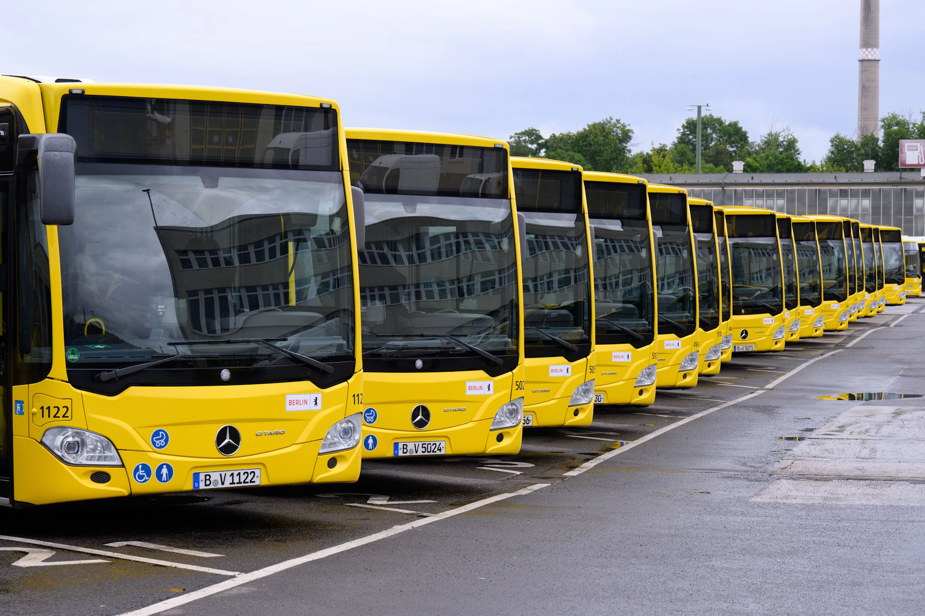Busse der BVG auf dem Betriebshof in Lichtenberg. 1600 Busse sind in Berlin im Einsatz, der Großteil fährt mit Diesel.