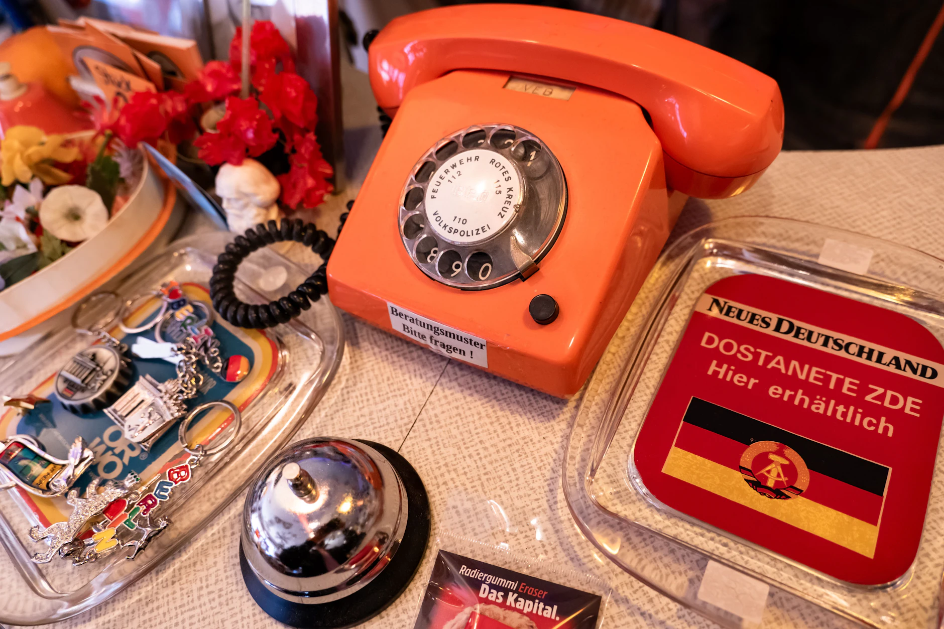 Hauptsache orange. Im Laden VEB Orange in Berlin gibt es neben Telefonen auch den berühmten RG28 Mixer in der Farbe der 1970er. 