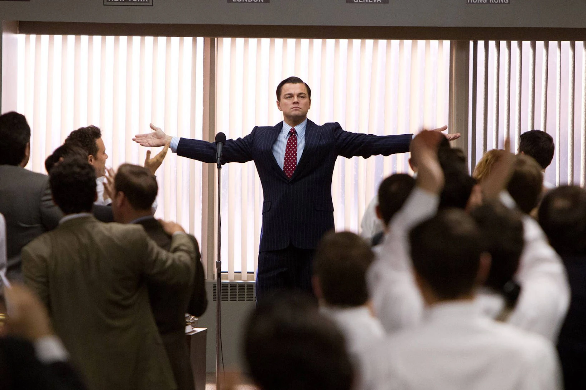 Comeback der Anzüge? Jordan Belfort (gespielt von Leonardo DiCaprio) aus „The Wolf of Wall Street“ würde sich mit Jeans und Sportschuhen wohl kaum im Büro blicken lassen.