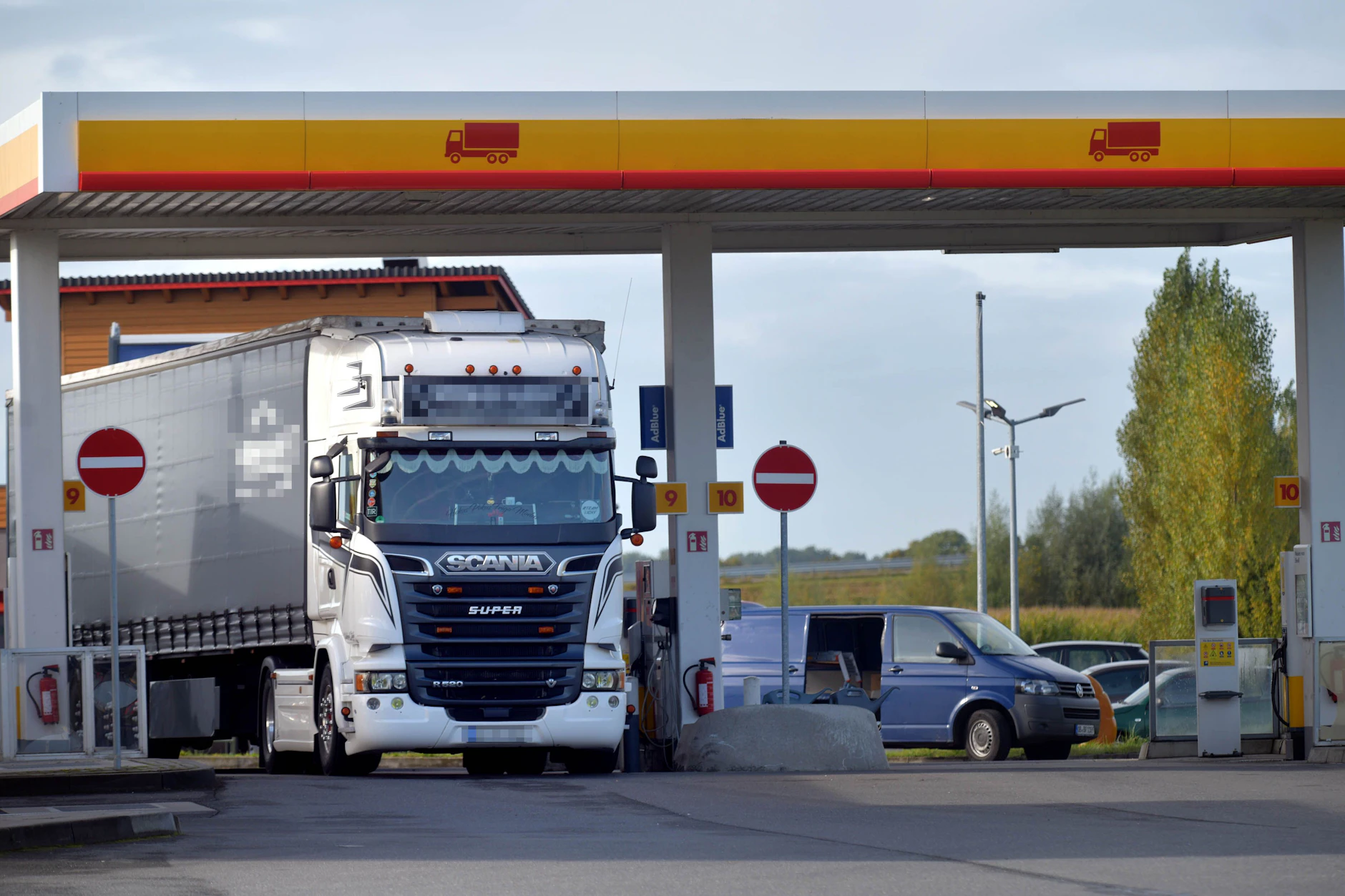 Ein Lkw tankt an einer Zapfsäule: Bei den drastischen Spritpreisen bedeutet das bis zu 1200 Euro Mehrkosten monatlich.