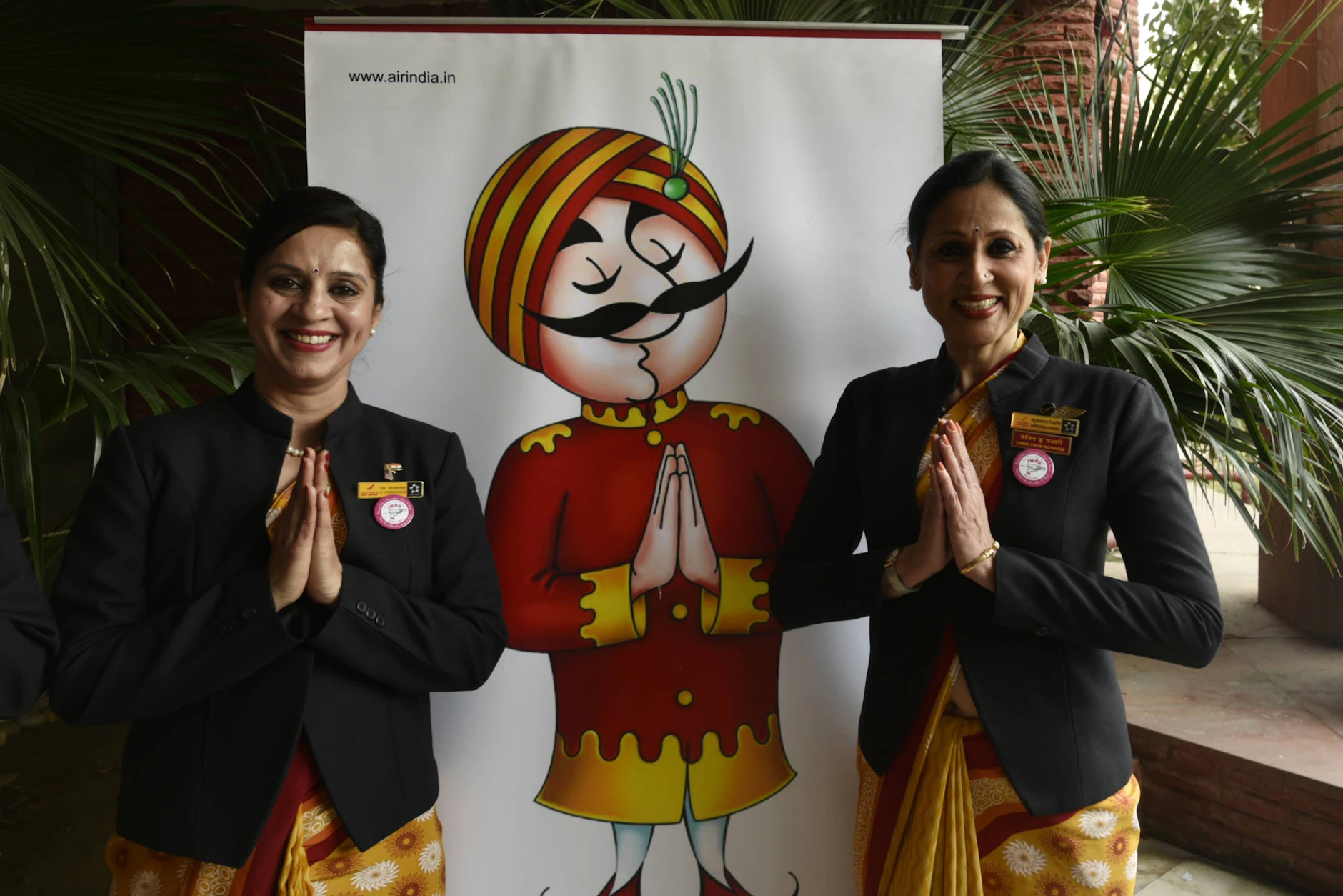 Crew-Mitglieder von Air India im Einsatz: Für Flugbegleiter gelten künftig strengere Gesundheits- und BMI-Vorgaben.