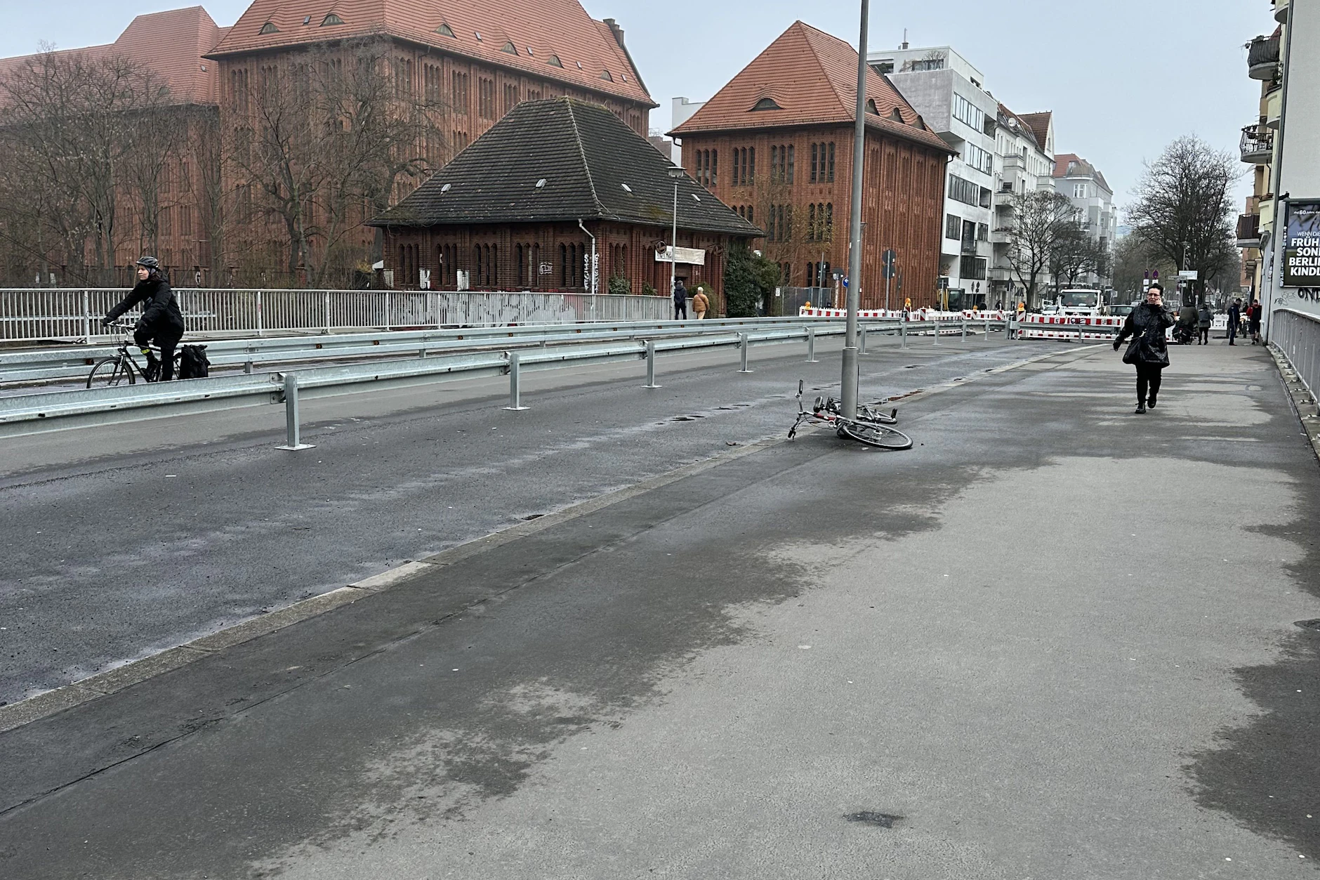 Nur noch ein paar Fahrradfahrer und Fußgänger schafften es am Morgen noch auf die andere Seite der Dunckerbrücke.