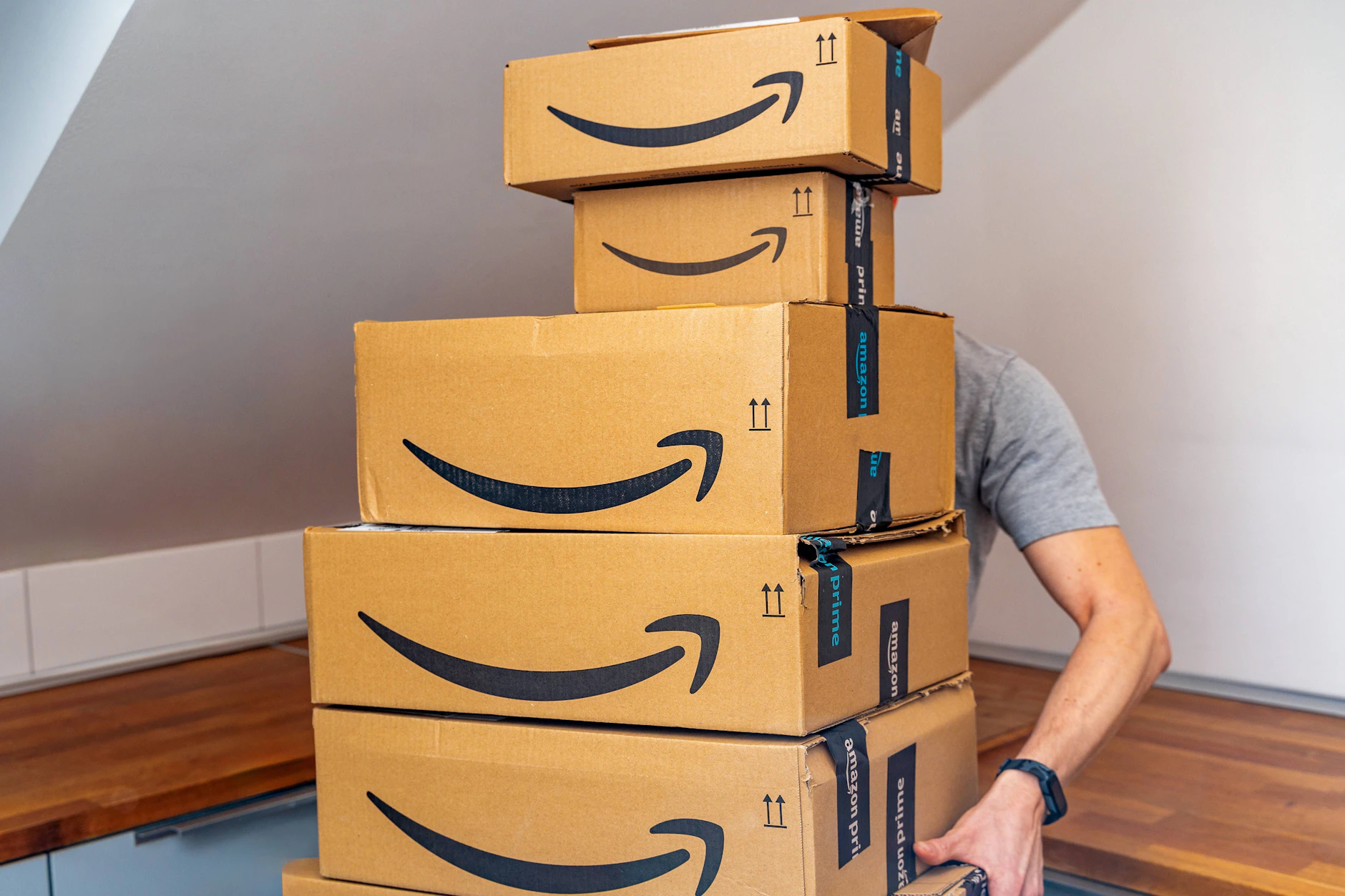 Ein Amazon-Zusteller bringt Ware.