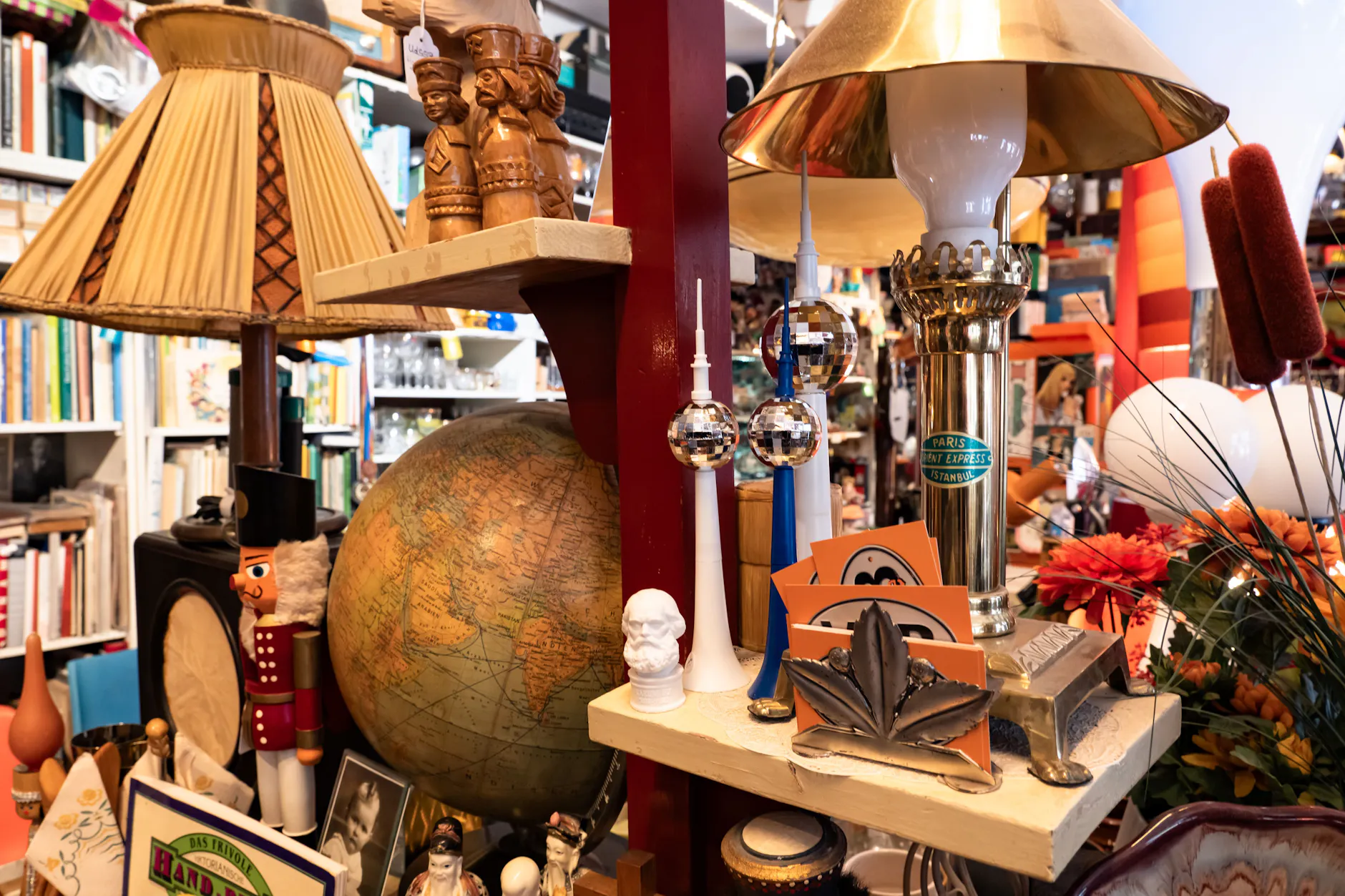 Im Laden VEB Orange in Berlin Prenzlauer Berg gibt es jede Menge DDR- und Berlin Souvenirs.