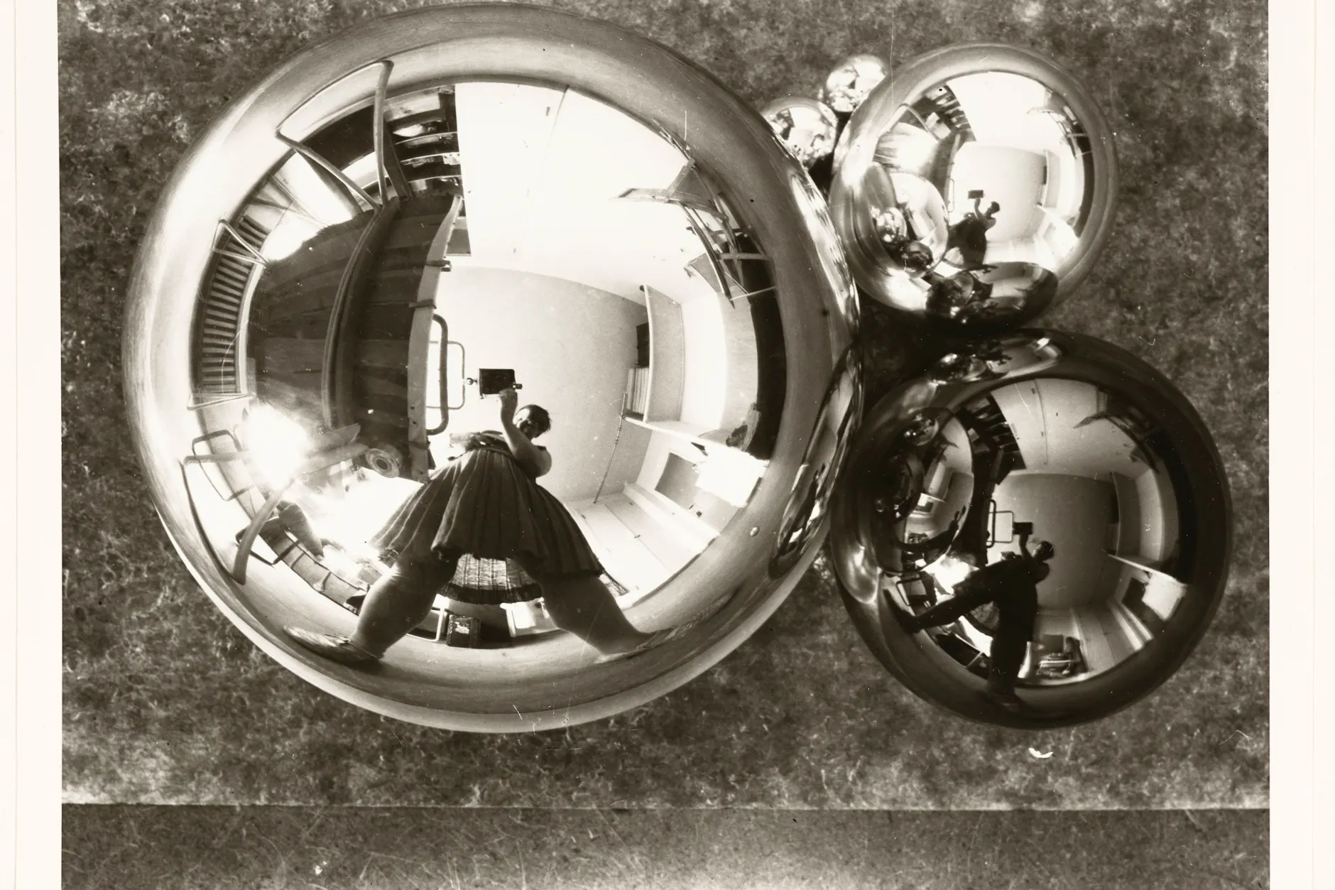 Marianne Brandt: „Selbstporträt mit Kamera im Atelier in der Kugel gespiegelt“, Bauhaus Dessau, um 1928