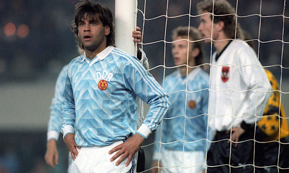Teil des Buches: Ulf Kirsten (l.) und Andreas Thom (m.)&nbsp; wurden beim DDR-Länderspiel gegen Österreich 1989 in Wien zu Objekten der West-Begierde.