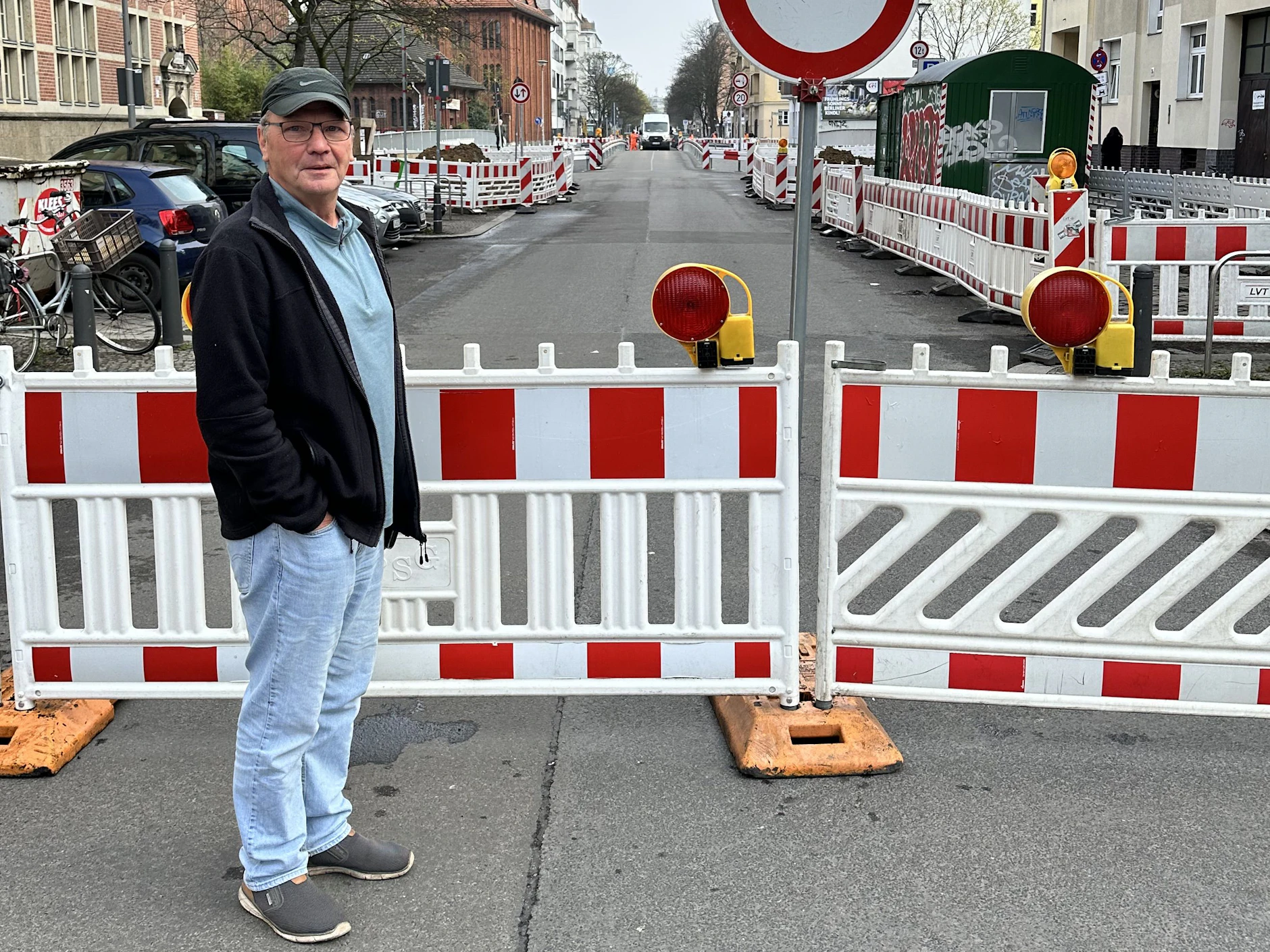 Anwohner Ronald Zersing steht vor der Straßensperrung: Die Dunckerbrücke und die angrenzenden Teile der Dunckerstraße sind ab heute gesperrt.