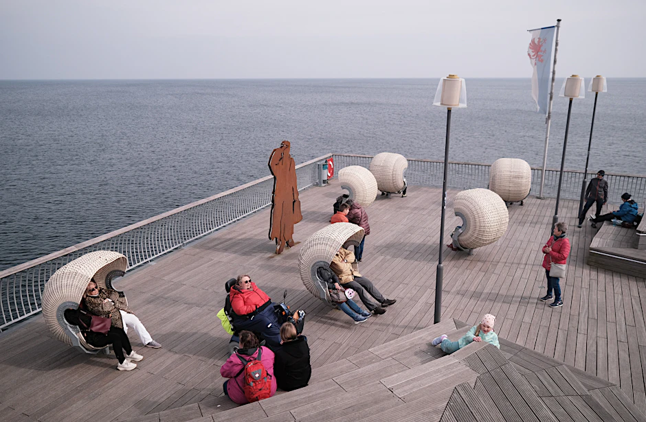 Logenplatz am Meer: Die neue Seebrücke in Koserow (eröffnet 2021) zieht schon im Frühjahr täglich Hunderte Besucher an.