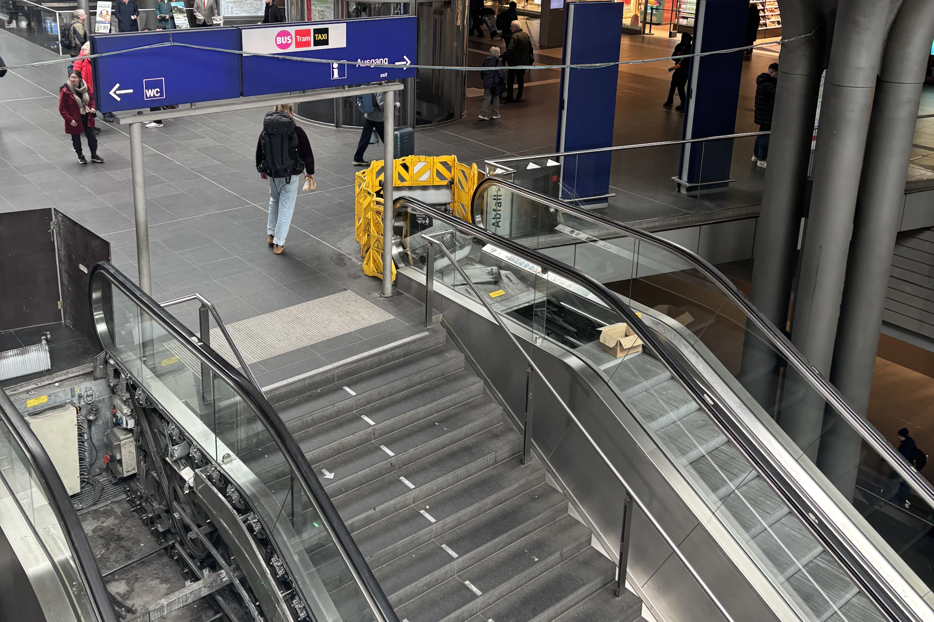 Gleich zwei Rolltreppen nebeneinander, die noch nicht laufen. Sie müssen noch repariert werden.