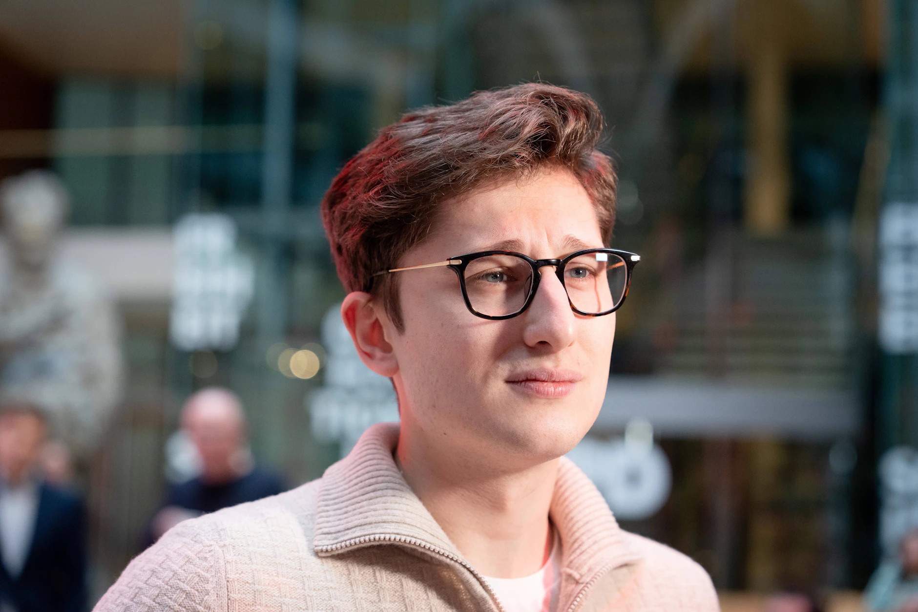 Philipp Türmer bleibt bei seiner Linie – der Juso-Chef fordert höhere Steuern für Reiche und spricht von einer „Adelskaste von Superreichen“.