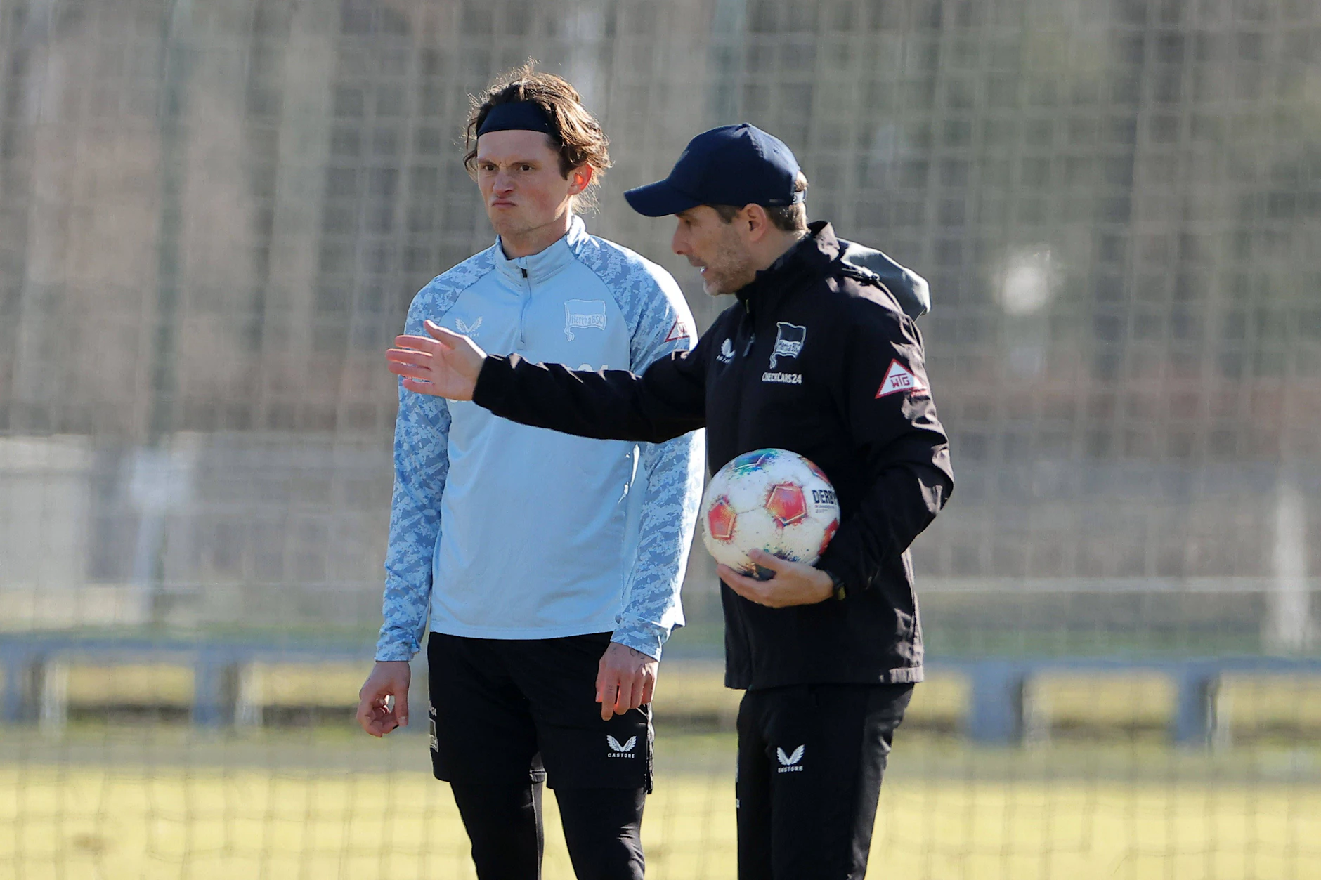 Trainer Stefan Leitl im Gespräch mit Fabian Reese. Ob der Stürmer auch in Zukunft für Hertha BSC spielt, ist plötzlich wieder offen.