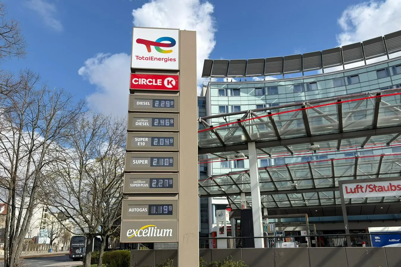 Eine Total-Tankstelle in der Prenzlauer Allee in Berlin