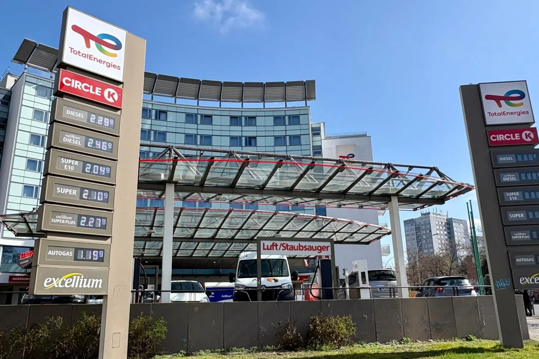Wer an dieser Tankstelle in der Prenzlauer Allee nach 12 Uhr tanken war, muss deutlich mehr bezahlen als vorher.