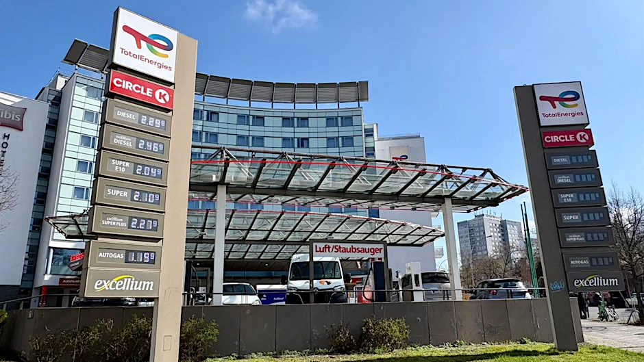 Wer an dieser Tankstelle in der Prenzlauer Allee nach 12 Uhr tanken war, muss deutlich mehr bezahlen als vorher.