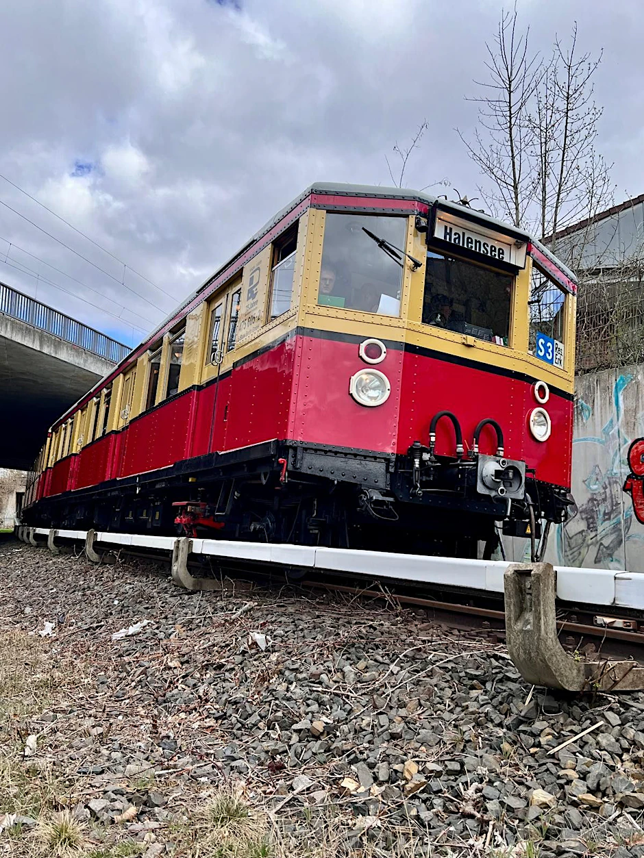 Unterwegs auf der S-Bahn-Neubaustrecke in Mitte: Der Museumszug des Vereins Historische S-Bahn war am 29. März 2026 zu Gast.