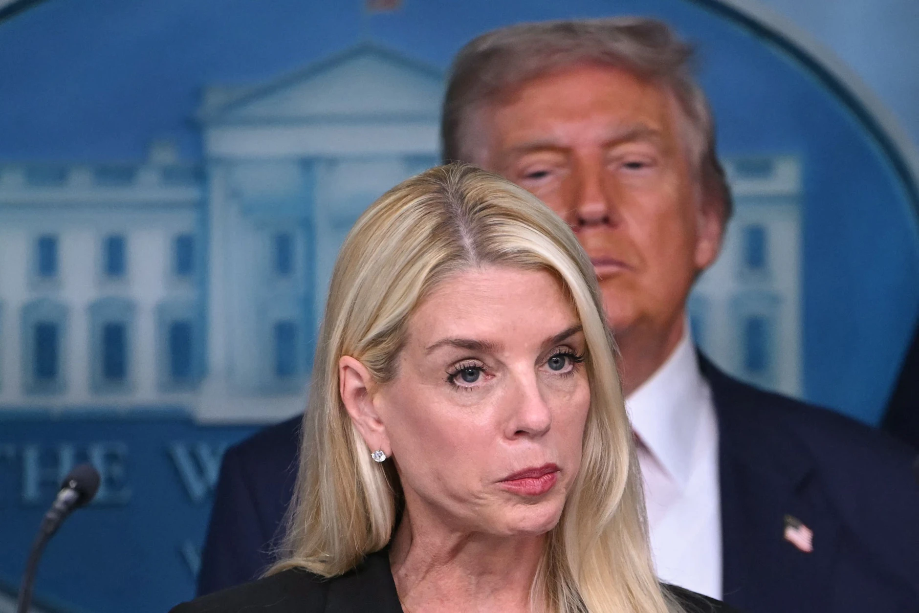 US-Präsident Donald Trump und Justizministerin Pam Bondi bei einem Auftritt im Weißen Haus in Washington.
