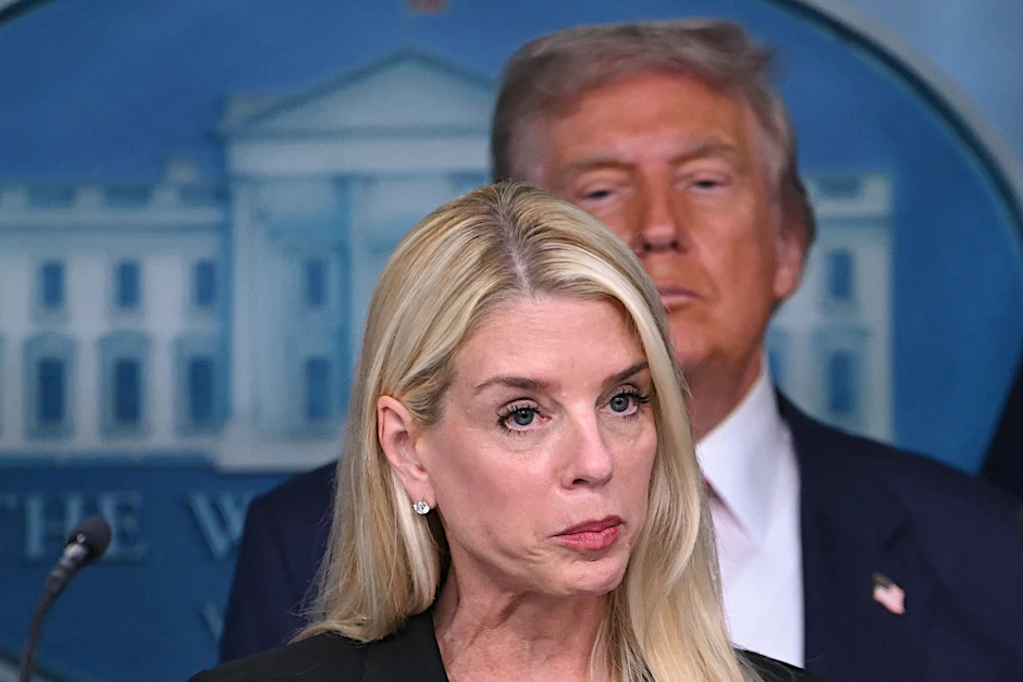 US-Präsident Donald Trump und Justizministerin Pam Bondi bei einem Auftritt im Weißen Haus in Washington.