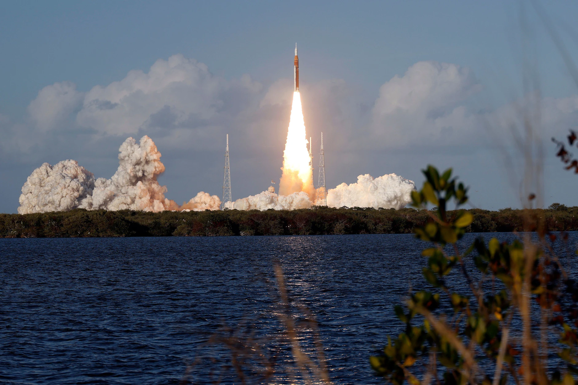 Die Artemis II-Mondrakete der Nasa hebt von der Startrampe 39-B des Kennedy Space Center in Cape Canaveral, Florida, ab.
