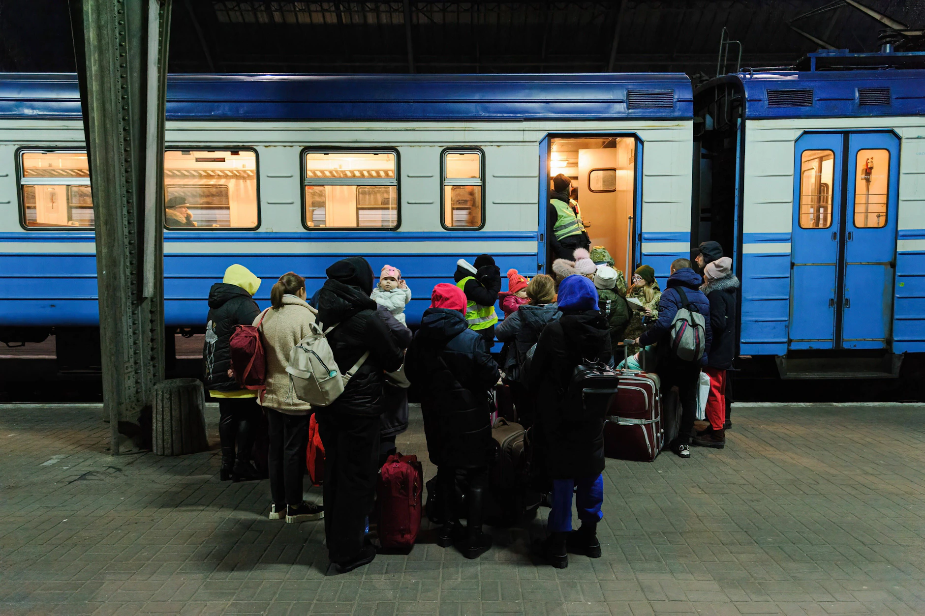 Am Bahnhof in Lwiw warten Ukrainer auf einen Zug nach Polen.