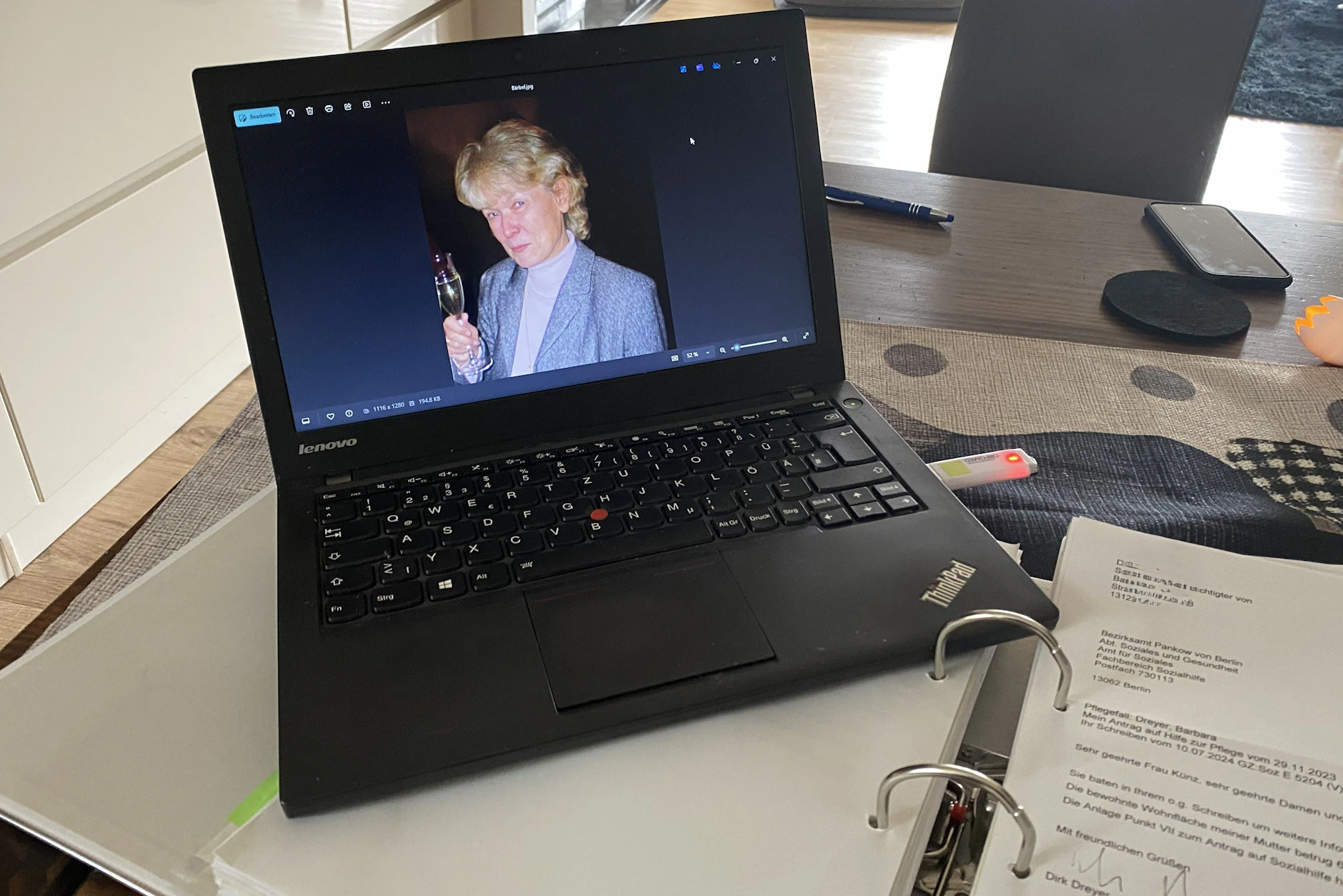 Das Bild auf dem Laptop zeigt Barbara Dreyer, deren Pflegefall bis heute vom Sozialamt Pankow nicht bearbeitet wurde.