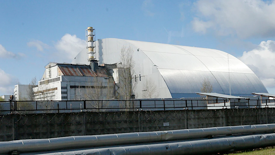 Heute bedeckt ein Schutzbau den explodierten Reaktor im Kernkraftwerk Tschernobyl.