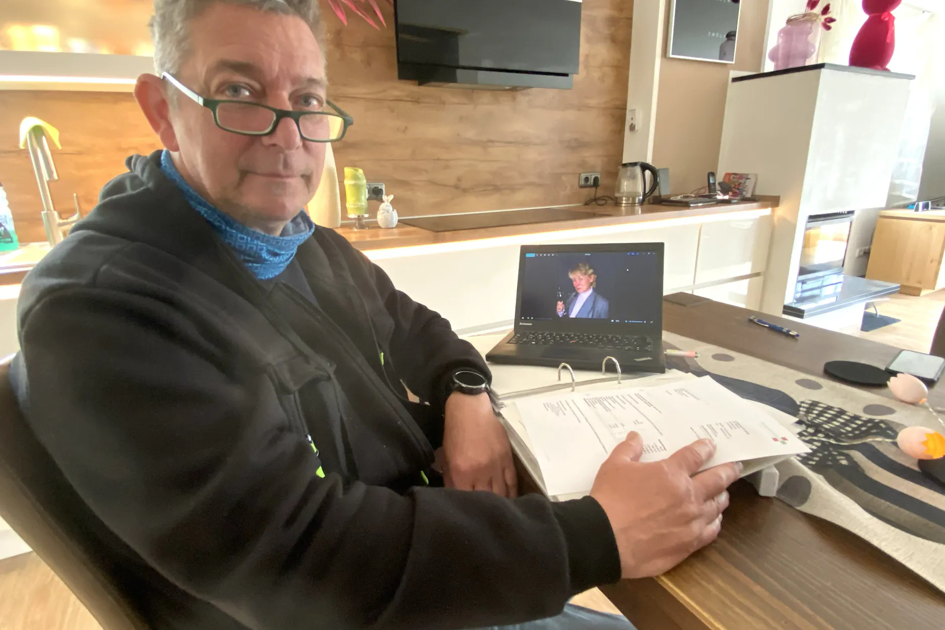 Dirk Dreyer (60) führt seit 2023 einen Kampf mit dem Sozialamt Pankow, um Pflegegeld für seine Mutter zu bekommen.