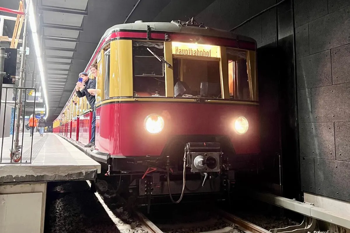Angekommen auf Gleis 22 gegenüber vom Hauptbahnhof: Am 29. März unternahm der Verein Historische S-Bahn Berlin eine Sonderfahrt. Rund 200 Fahrgäste waren an Bord.