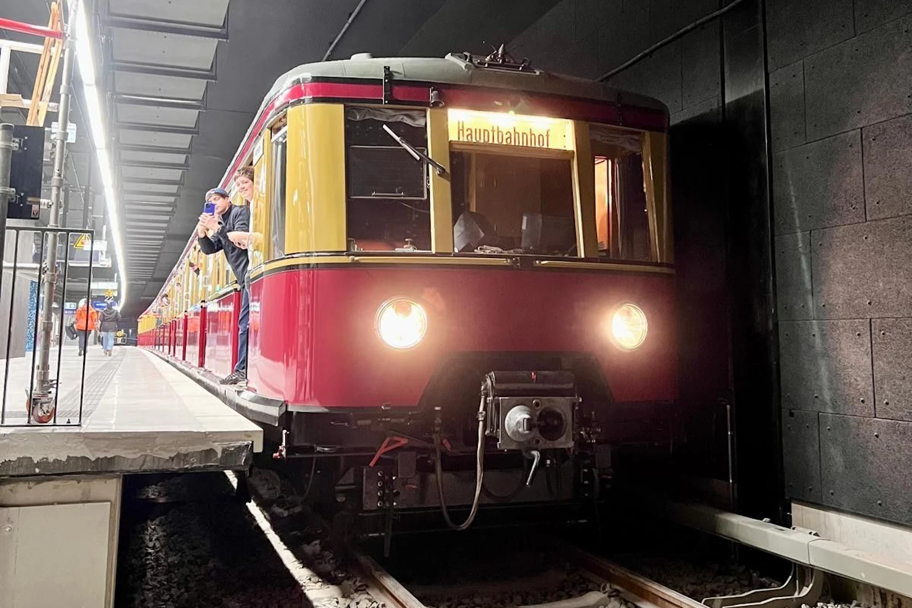 Angekommen auf Gleis 22 gegenüber vom Hauptbahnhof: Am 29. März unternahm der Verein Historische S-Bahn Berlin eine Sonderfahrt. Rund 200 Fahrgäste waren an Bord.