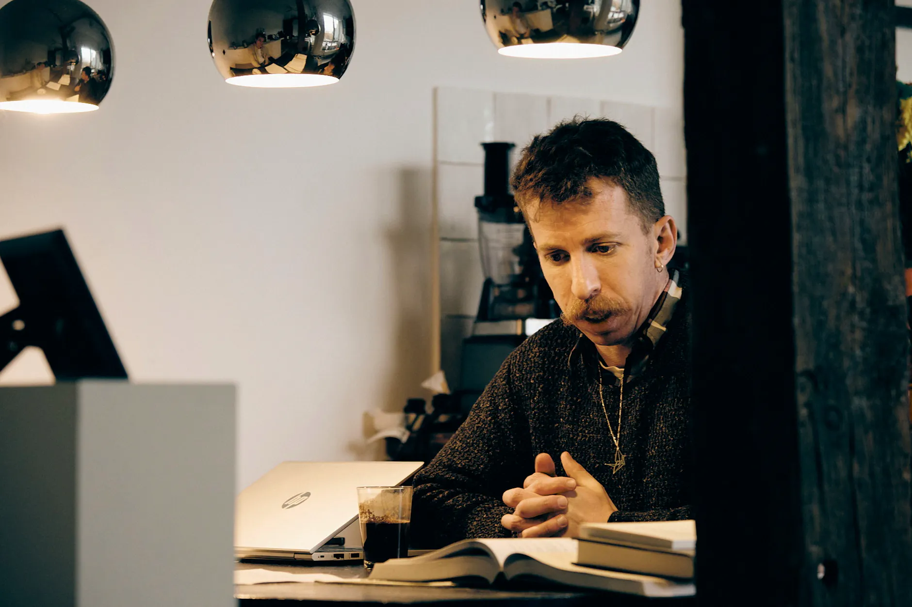 „Deutschland muss stopp sagen.“ – Adam Raz kritisiert die deutsche Unterstützung für Israels Krieg in Gaza.