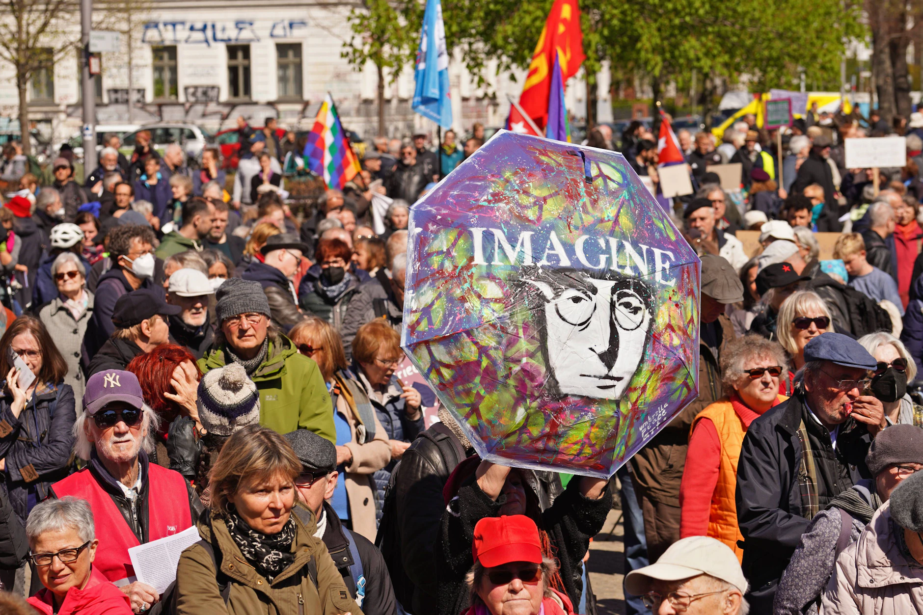 Ostermarsch in Kreuzberg am Oranienplatz am 16.4.2022 in Berlin. Das Profil der Demonstrierenden ist heterogener geworden.
