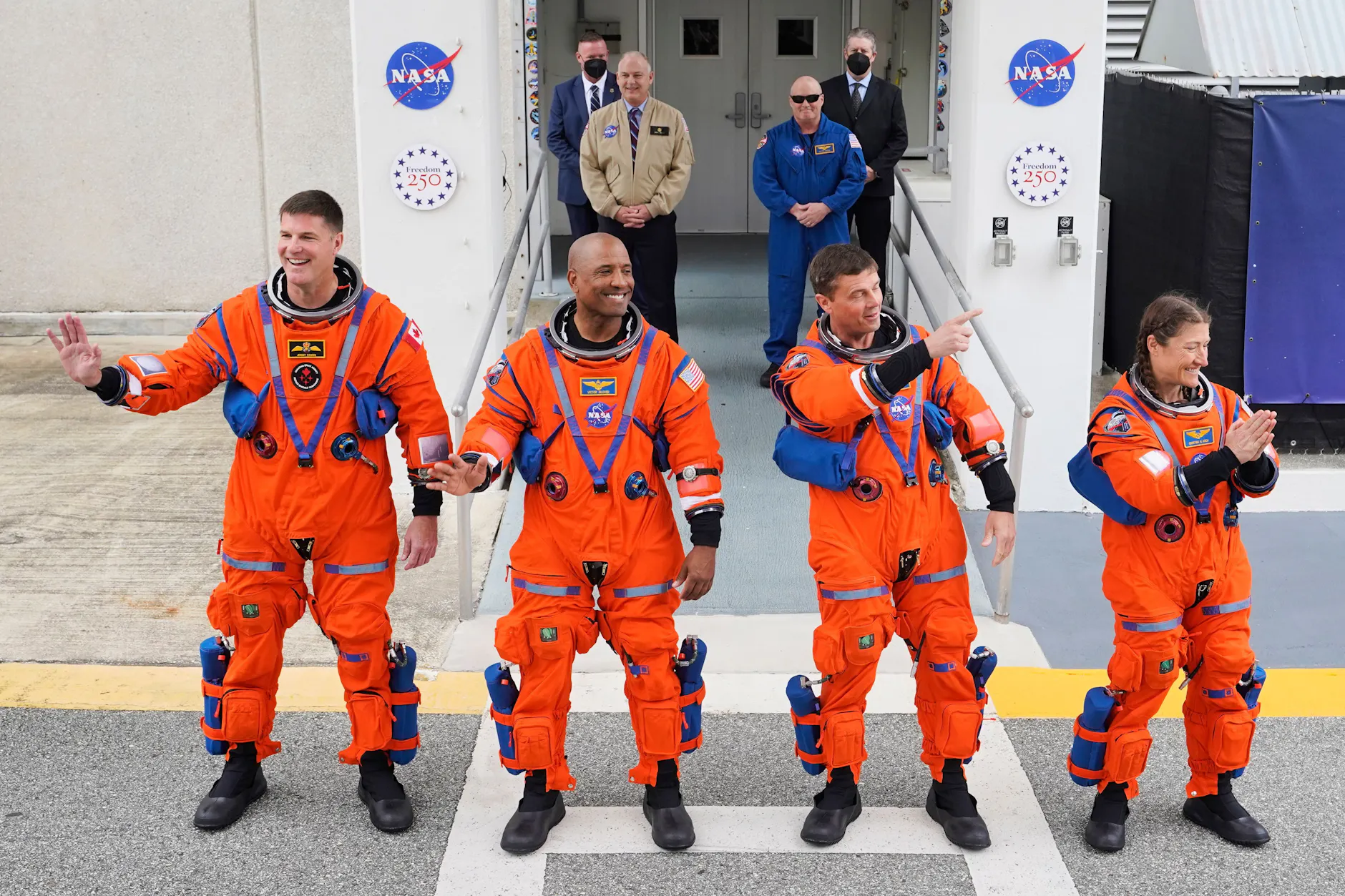 Bleiben sitzen: Astronaut Jeremy Hansen, Pilot Victor Glover, Kommandant Reid Wiseman und die Missionspezialistin Christina Koch vor dem Start.