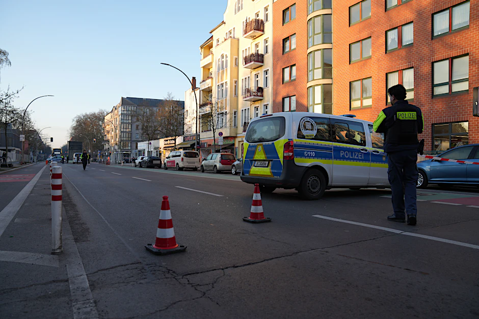 Erneut sind Schüsse auf ein Lokal in Berlin-Neukölln abgegeben worden.