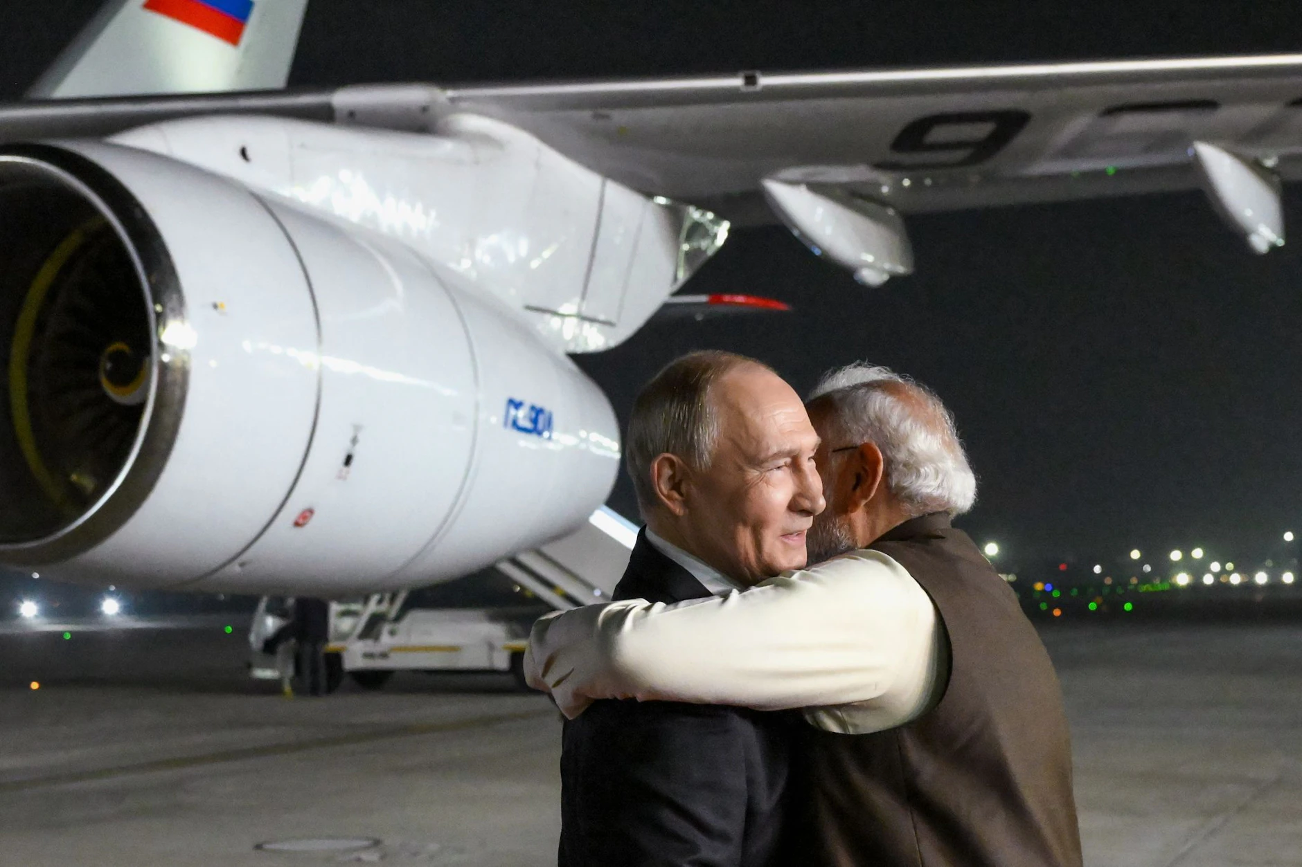 Russlands Präsident Putin und der indische Premierminister Modi umarmen sich auf einem Luftwaffenstützpunkt bei Neu Delhi.