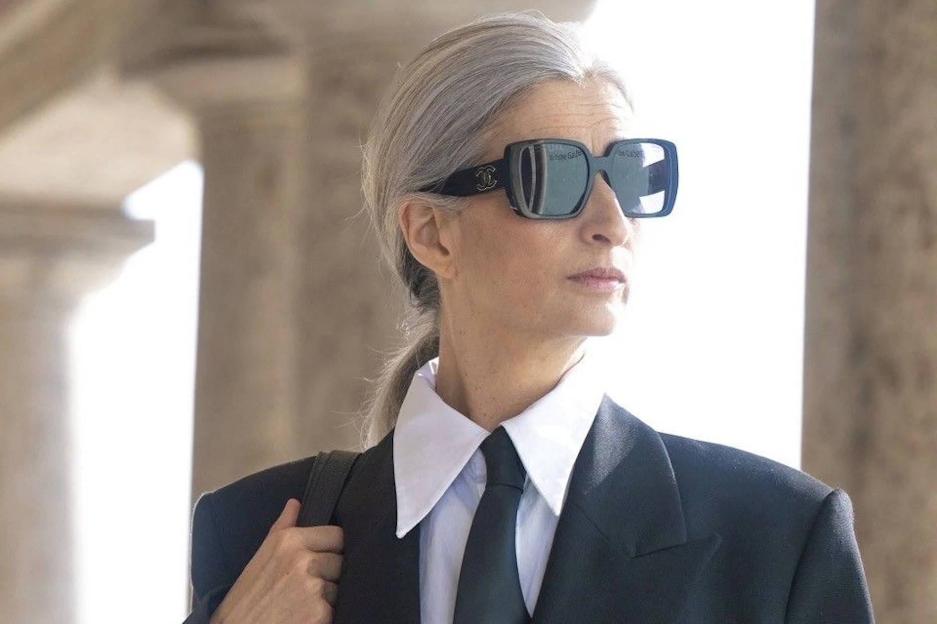 Anja vor dem Museum Reinhard Ernst in Wiesbaden