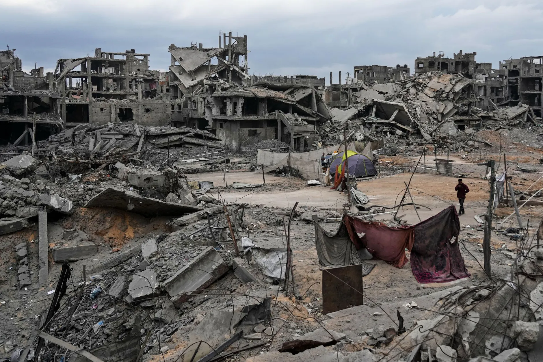 „Israel hat sich entschieden, Gaza in ein zweites Dresden zu verwandeln“, sagt der Historiker Adam Raz im Gespräch.