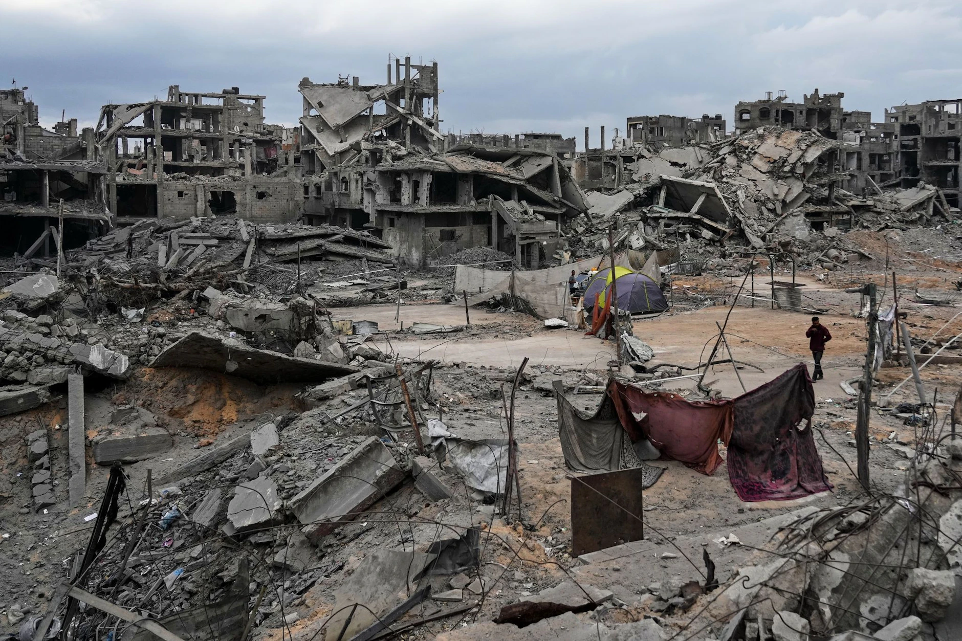 „Israel hat sich entschieden, Gaza in ein zweites Dresden zu verwandeln“, sagt der Historiker Adam Raz im Gespräch.