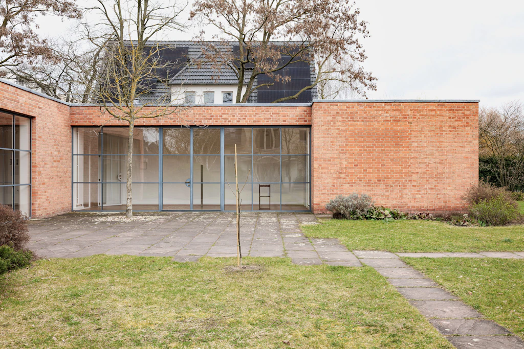 Erste Schau unter neuer Direktion: Was ist los im Mies-van-der-Rohe-Haus?