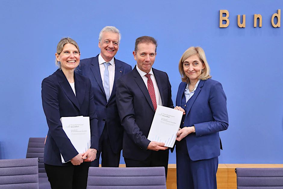 Bundespressekonferenz: Übergabe der Empfehlungen der Finanzkommission Gesundheit zur Stabilisierung der Beitragssätze der gesetzlichen Krankenversicherung.