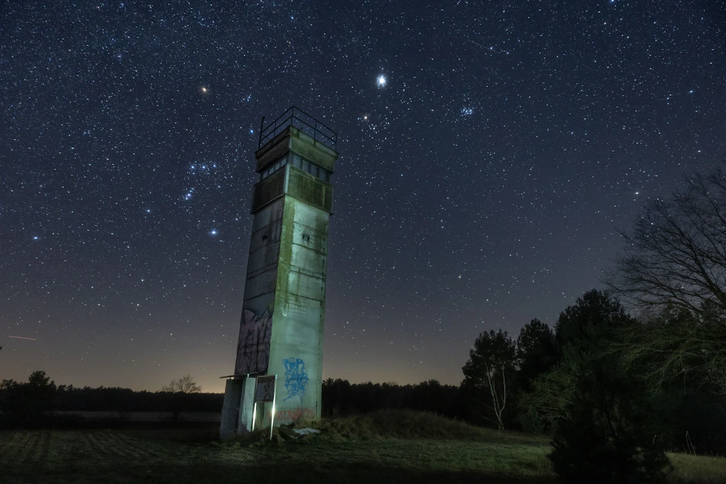 Ein ehemaliger DDR-Grenzturm in Bömenzien in der Altmark. Die Region grenzt unmittelbar an das Grüne Band, den längsten Biotopverbund Deutschlands.