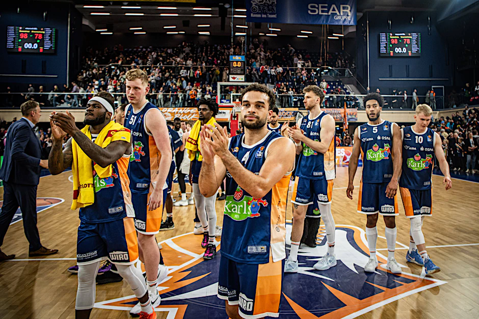 Heimsieg gegen Basketball Löwen Braunschweig: Die Mannschaft der Seawolves bedankt sich bei den Fans.