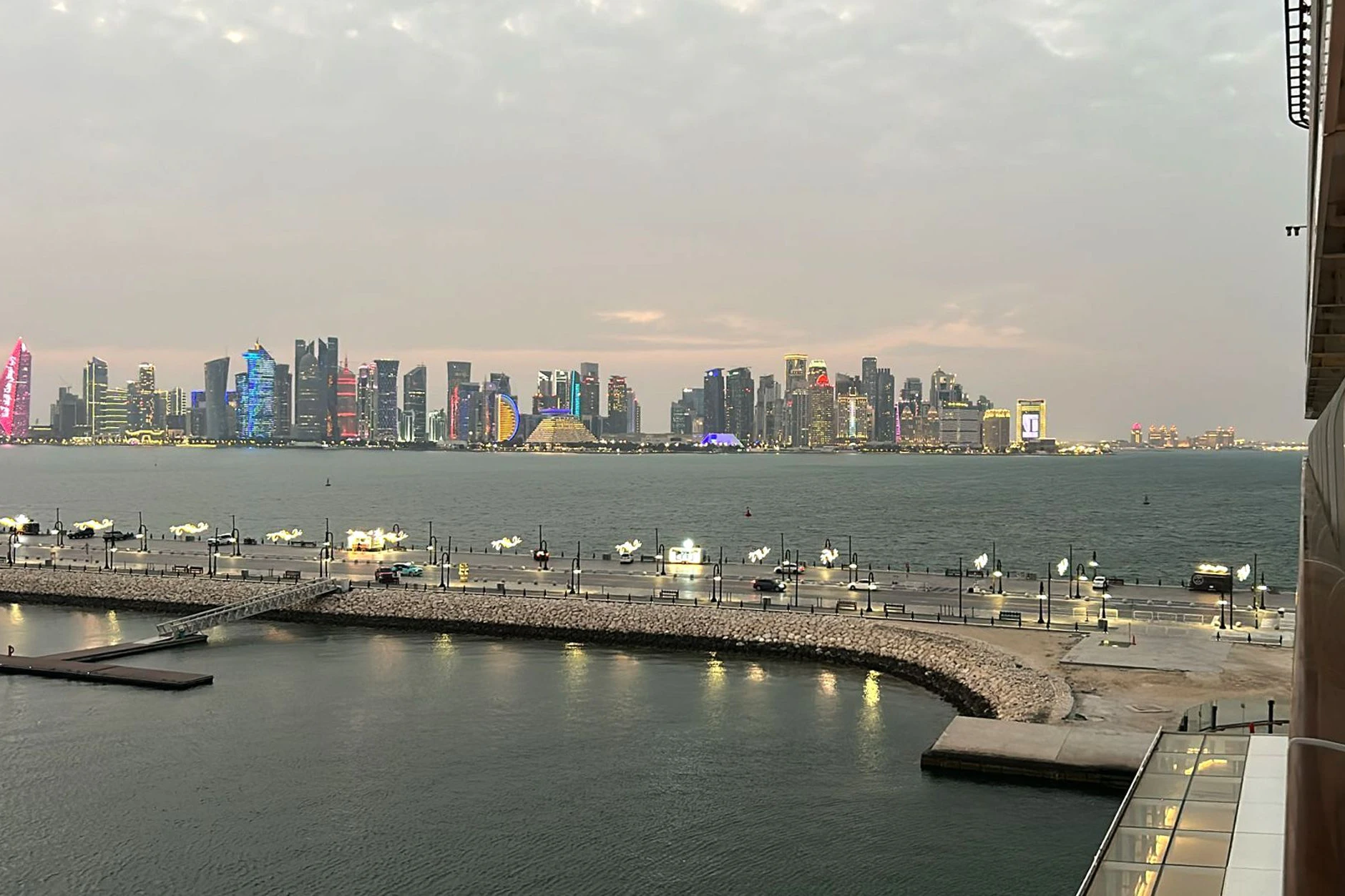 Wegen des Iran-Kriegs sitzen derzeit viele Kreuzfahrtschiffe im Nahen Osten fest.