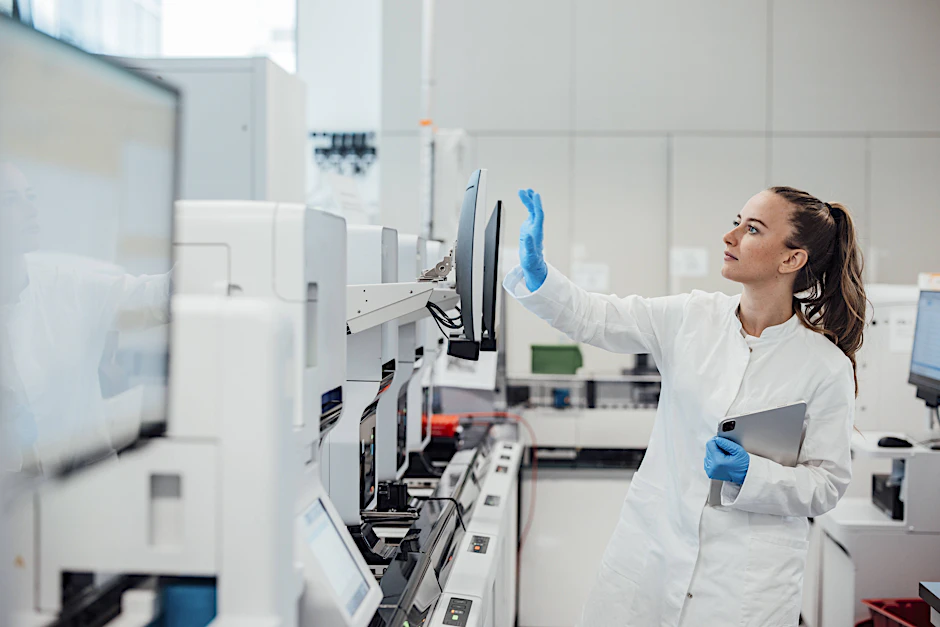 Eine Wissenschaftlerin wertet Daten im Labor aus. Studien zeigen, dass viele Ergebnisse später nicht reproduziert werden können.