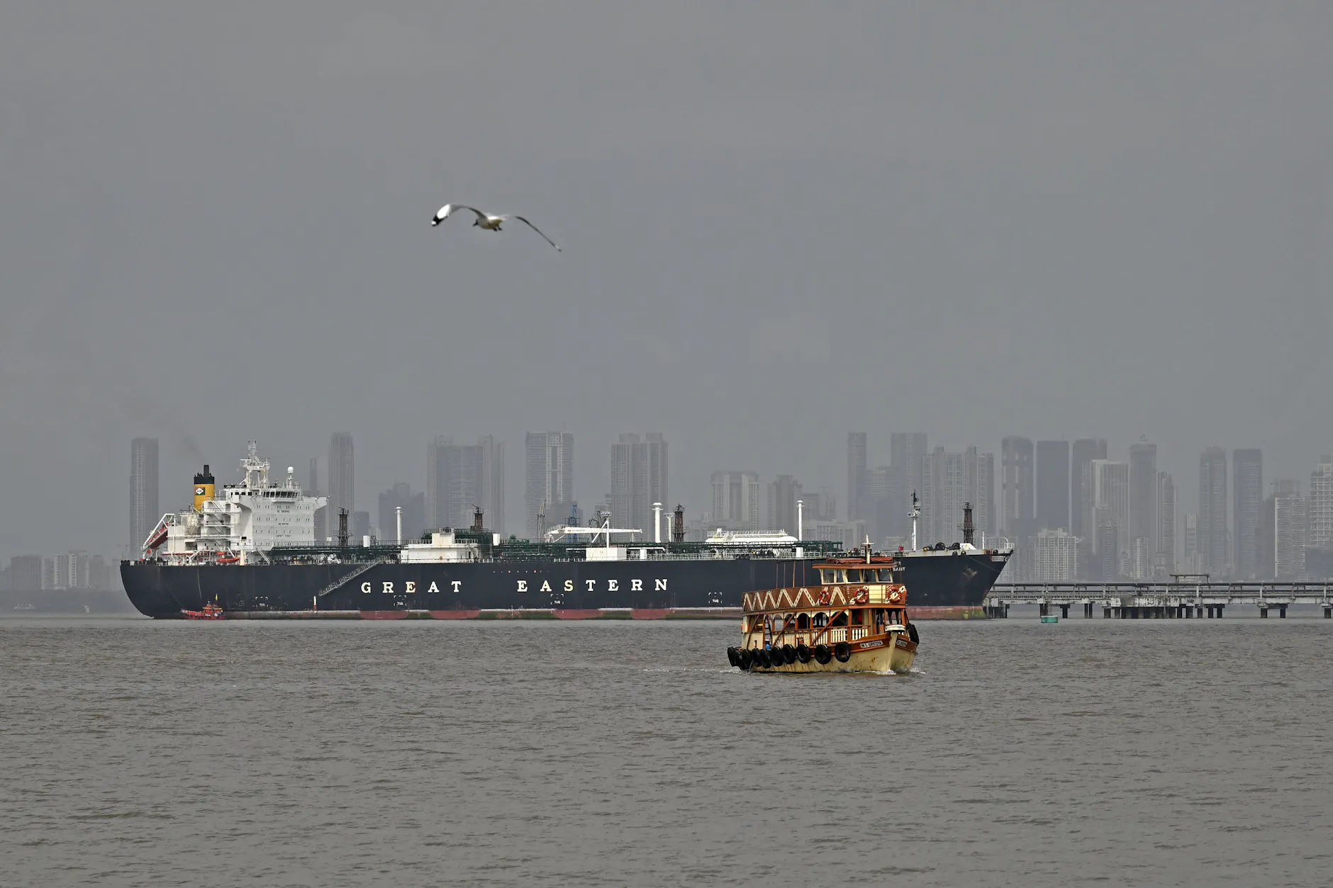 31. März 2026, Mumbai, Maharashtra, Indien: Der LNG-Tanker „Jag Vasant“ liegt nach der Durchfahrt durch die Straße von Hormus im Hafen von Mumbai vor Anker (Symbolbild).