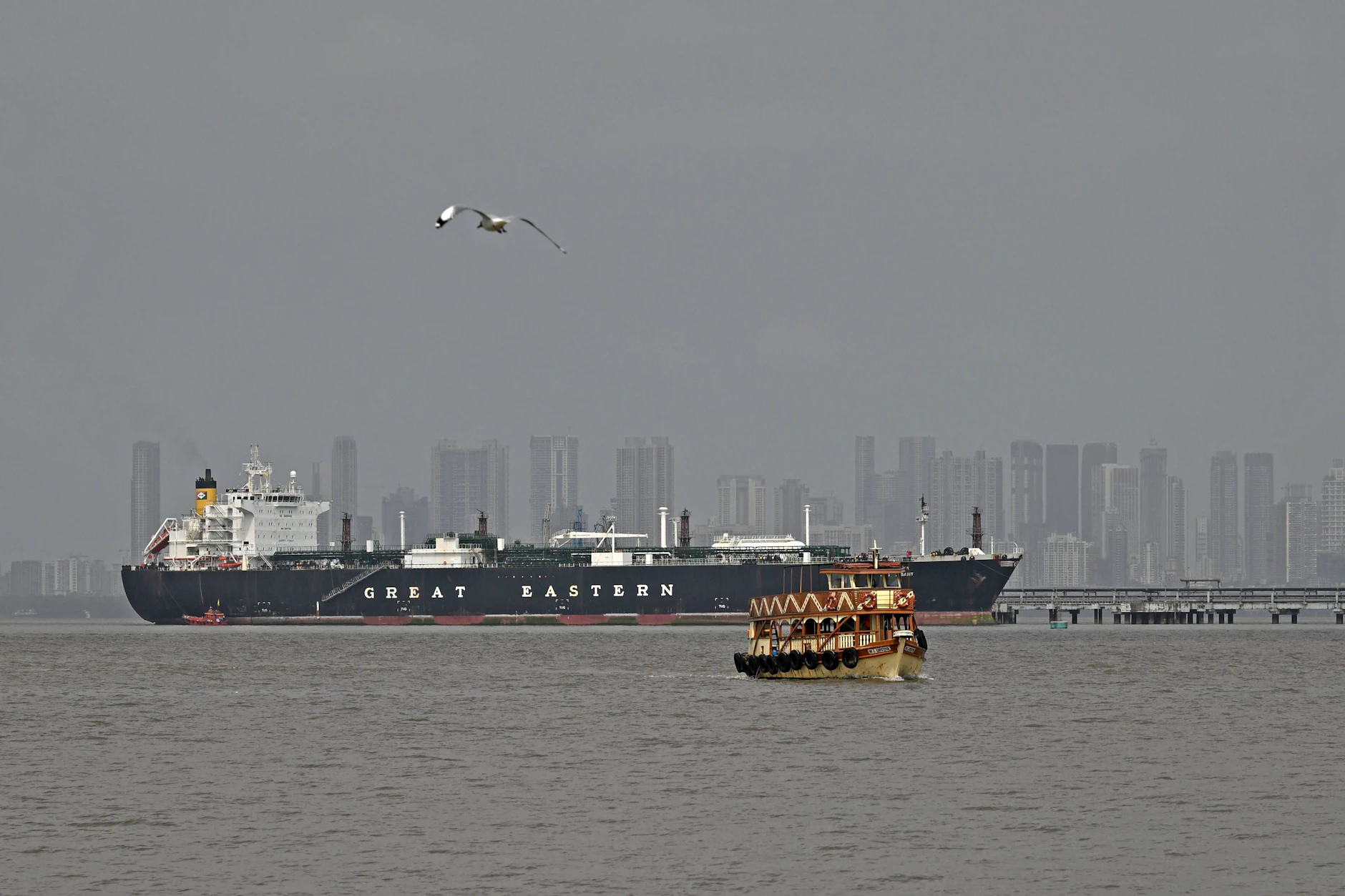 31. März 2026, Mumbai, Maharashtra, Indien: Der LNG-Tanker „Jag Vasant“ liegt nach der Durchfahrt durch die Straße von Hormus im Hafen von Mumbai vor Anker (Symbolbild).