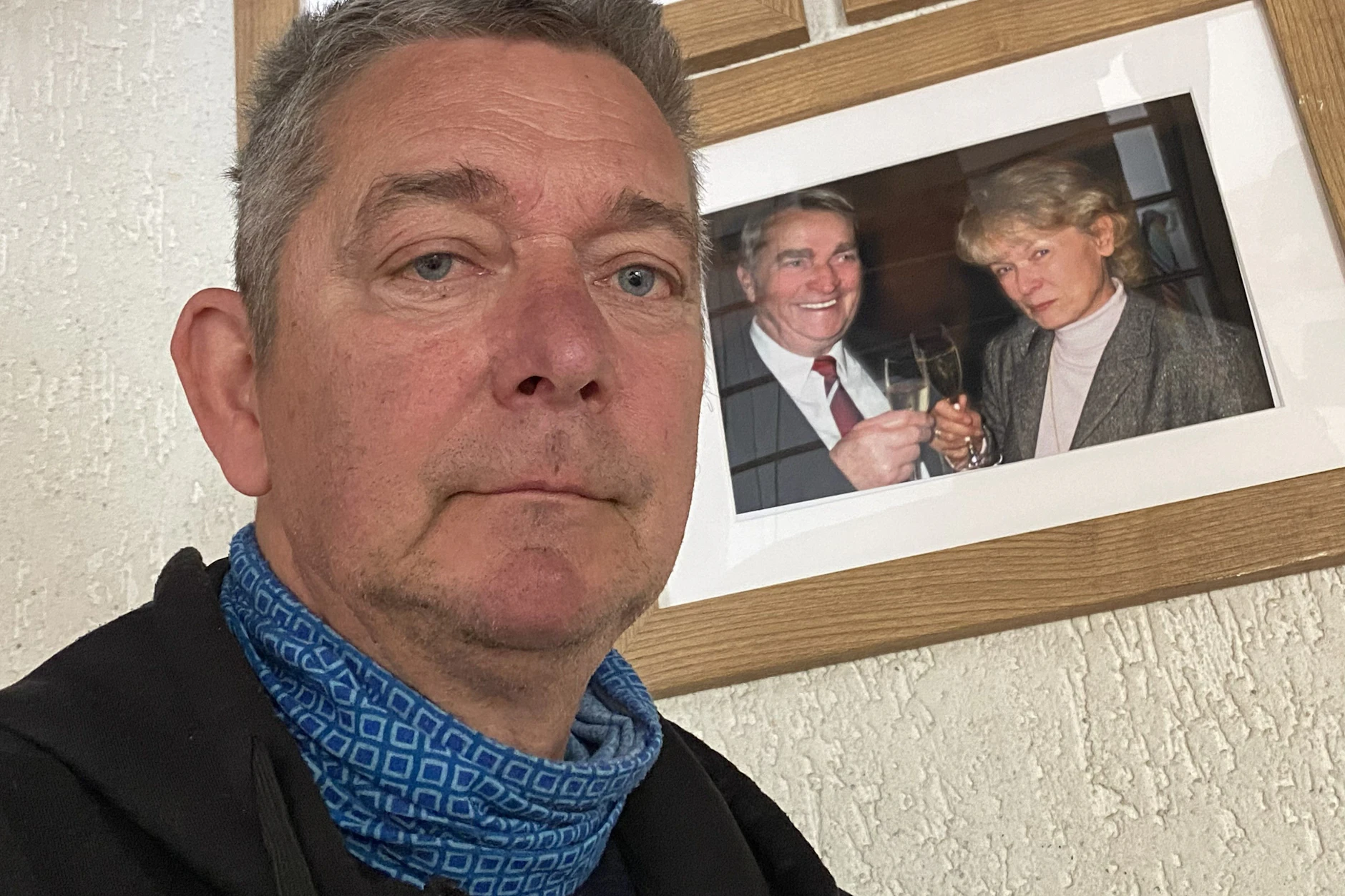 Dirk Dreyer (60) vor dem Bild seiner Eltern. 