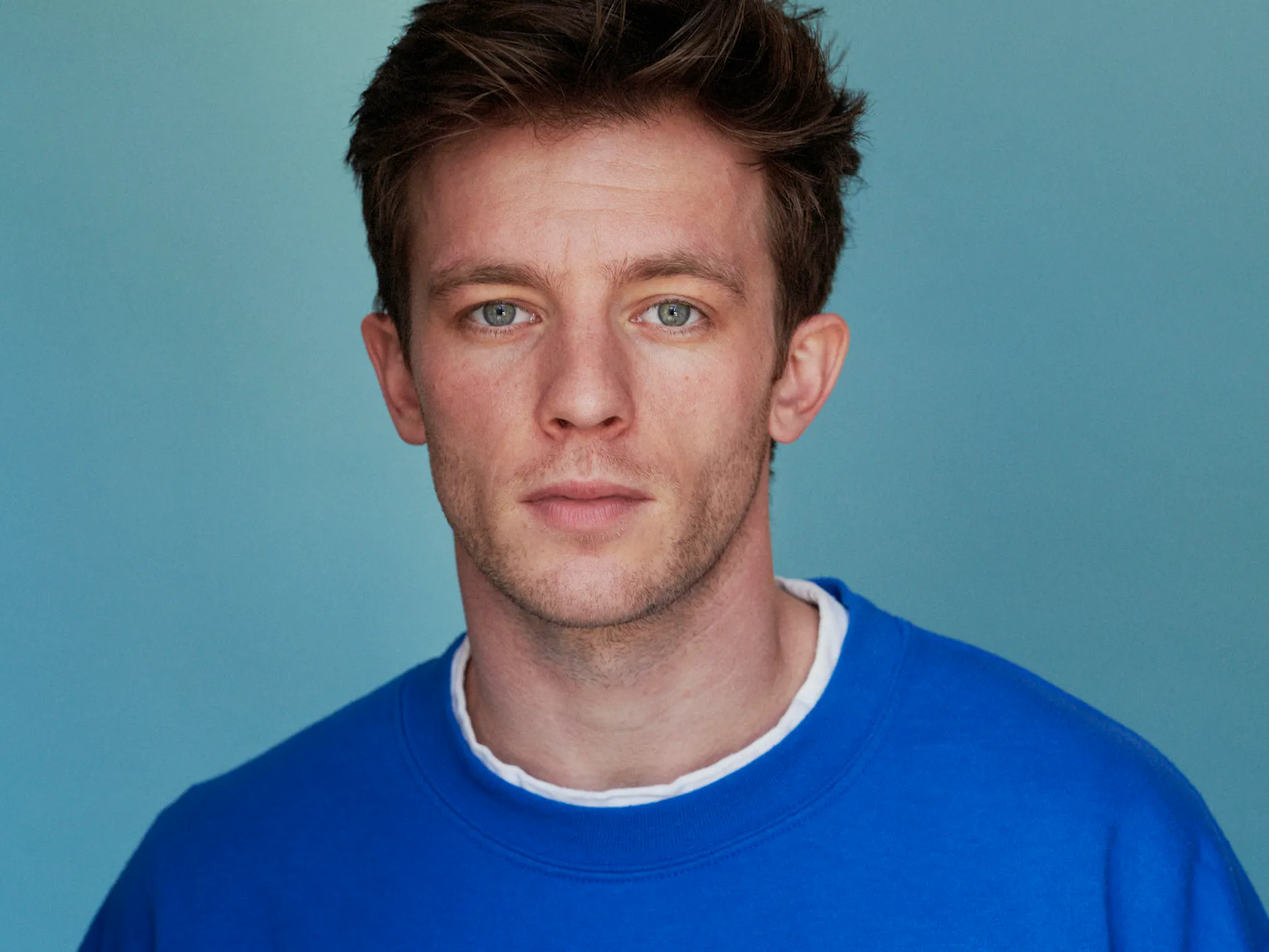 Jannis Niewöhner verkörpert in „Allegro Pastell“ die Rolle des Jerome Daimler. Kinostart ist am 16. April.