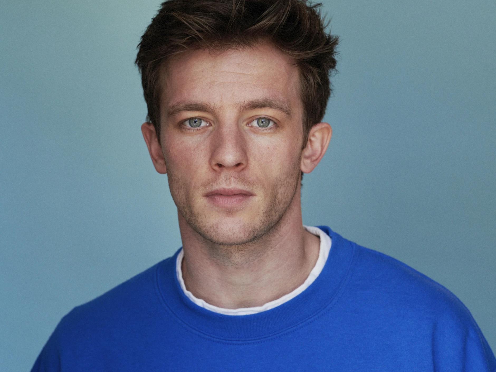 Jannis Niewöhner verkörpert in „Allegro Pastell“ die Rolle des Jerome Daimler. Kinostart ist am 16. April.