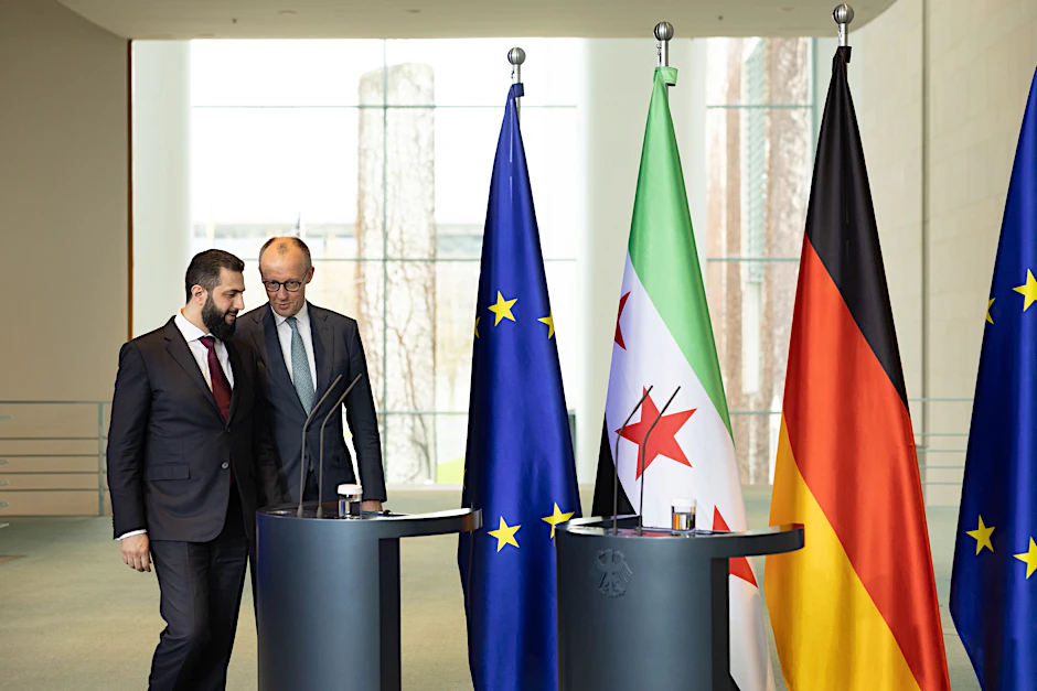 Bundeskanzler Friedrich Merz (CDU) und der syrische Präsident Ahmed al-Scharaa (li.) trafen am Montag aufeinander.