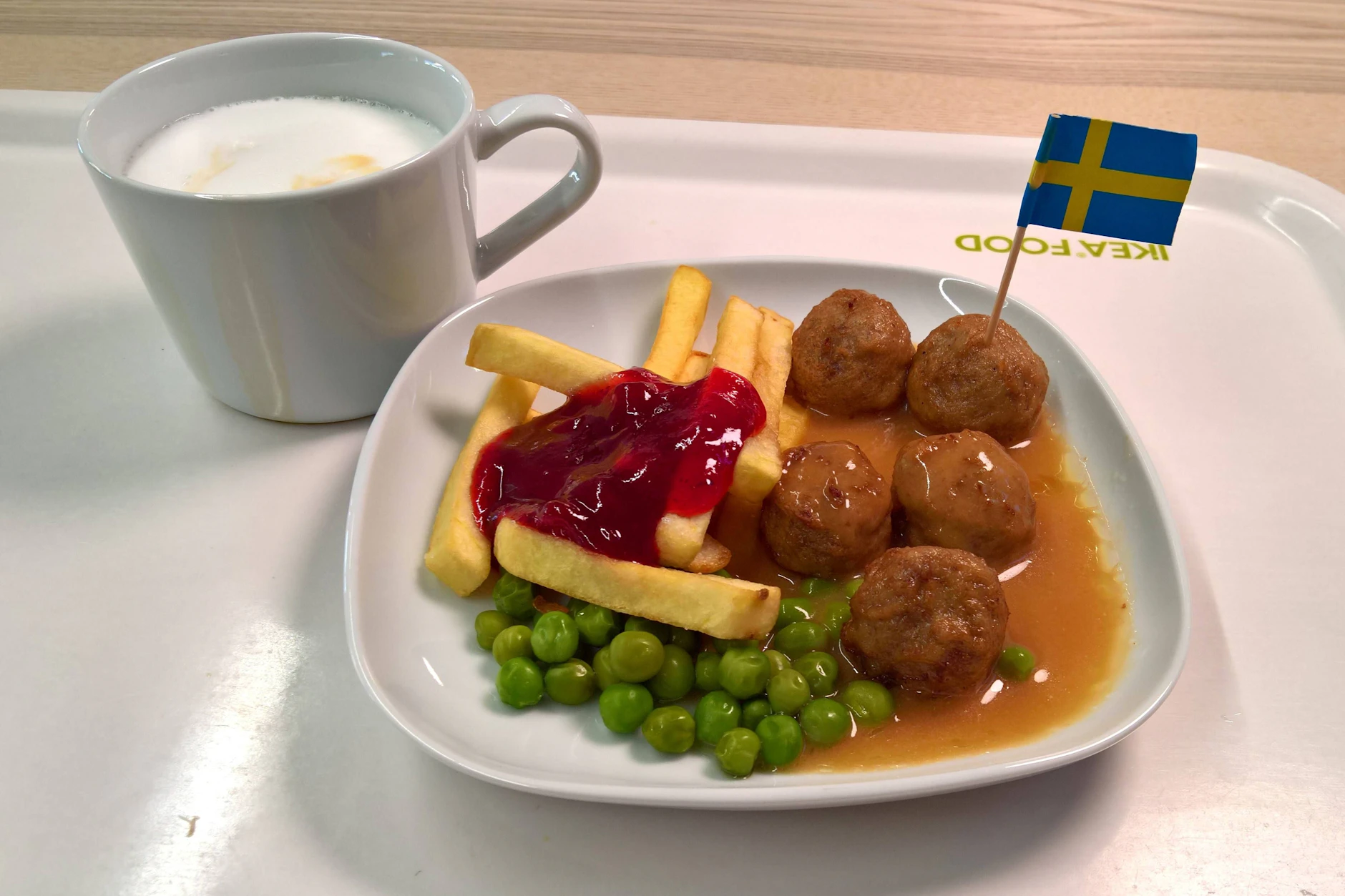 Bei Ikea kann man theoretisch auch nur essen gehen. Doch danach muss man noch durch das gesamte Einrichtungshaus laufen.