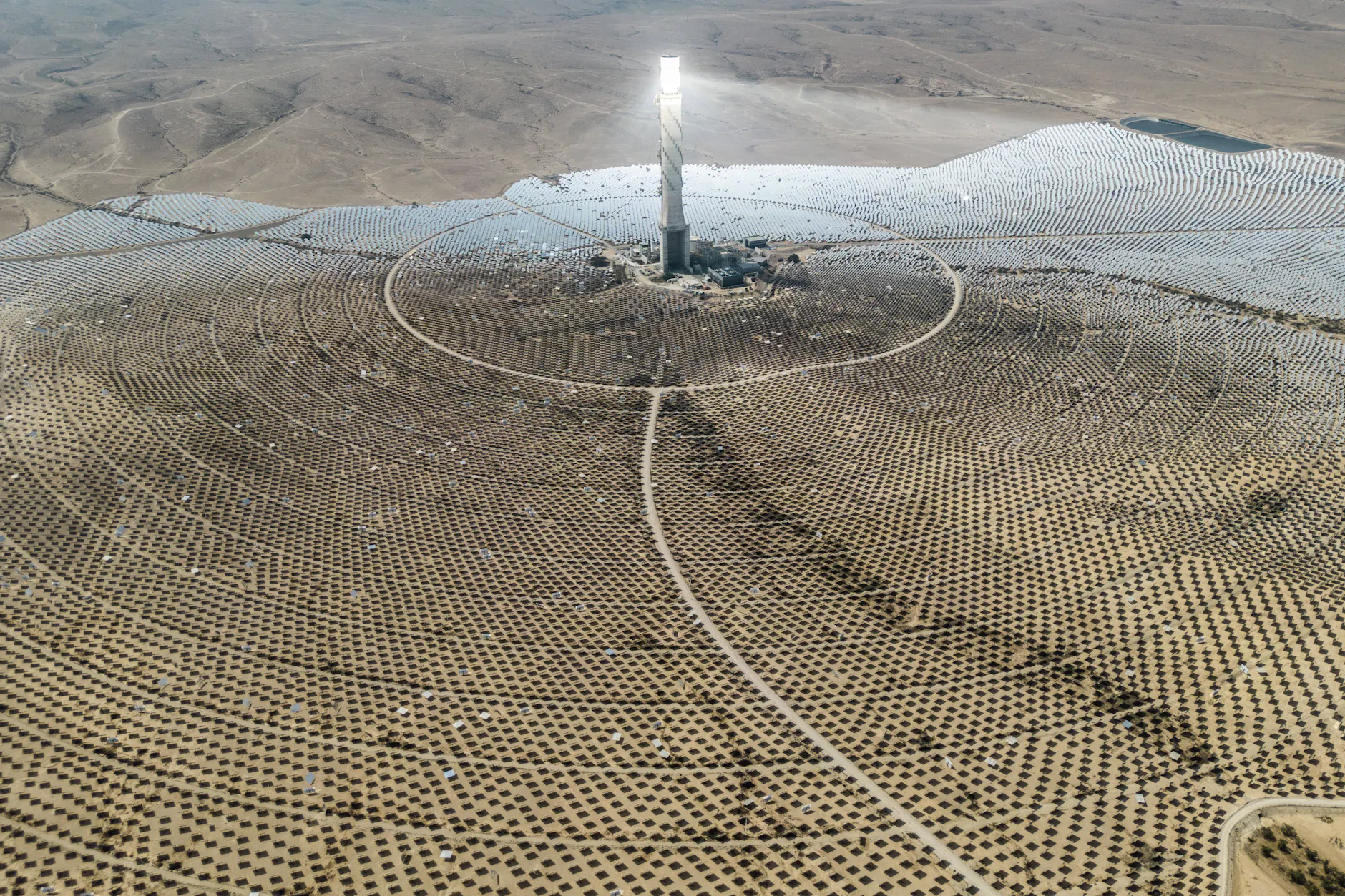 Tausende Spiegel bündeln Sonnenlicht und erzeugen Strom als Beitrag zur Energieunabhängigkeit Israels.